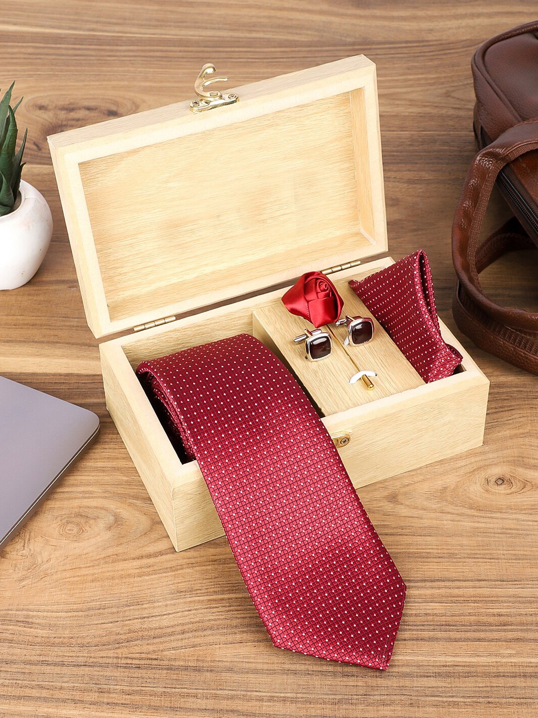 

INVICTUS Printed Necktie Set With Pocket Square Brooch Pin And Cufflinks, Red