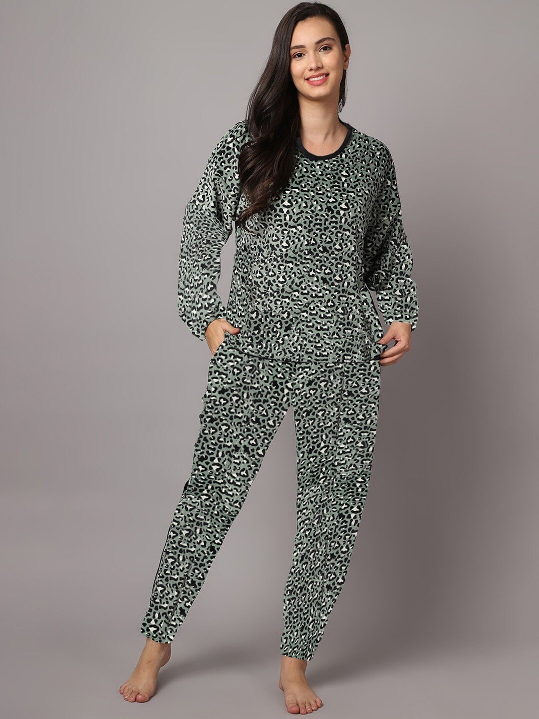 

Aerowarm Animal Printed Velvet T-shirt With Pyjamas, Green