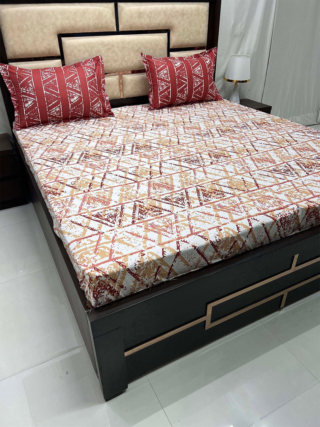 

Pure Decor Lifestyle Rust & White Printed Cotton 330 TC King Bedsheet with 2 Pillow Covers