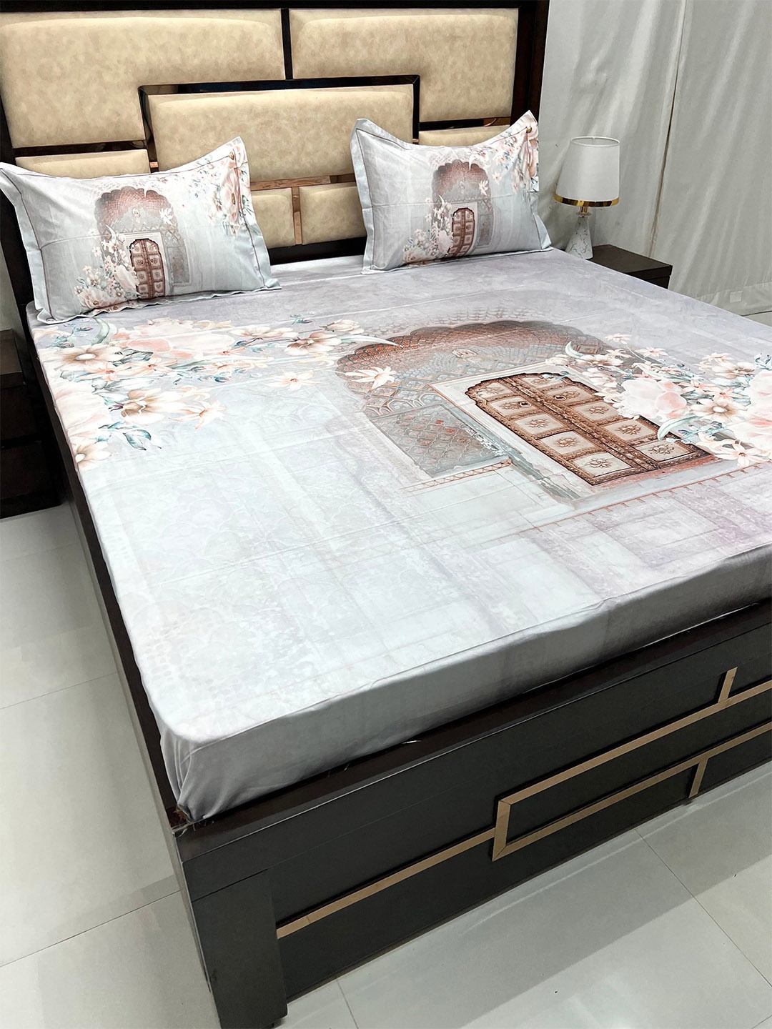 

Pure Decor Majestic Grey & Pink Pure Cotton 350 TC King Bedsheet with 2 Pillow Covers