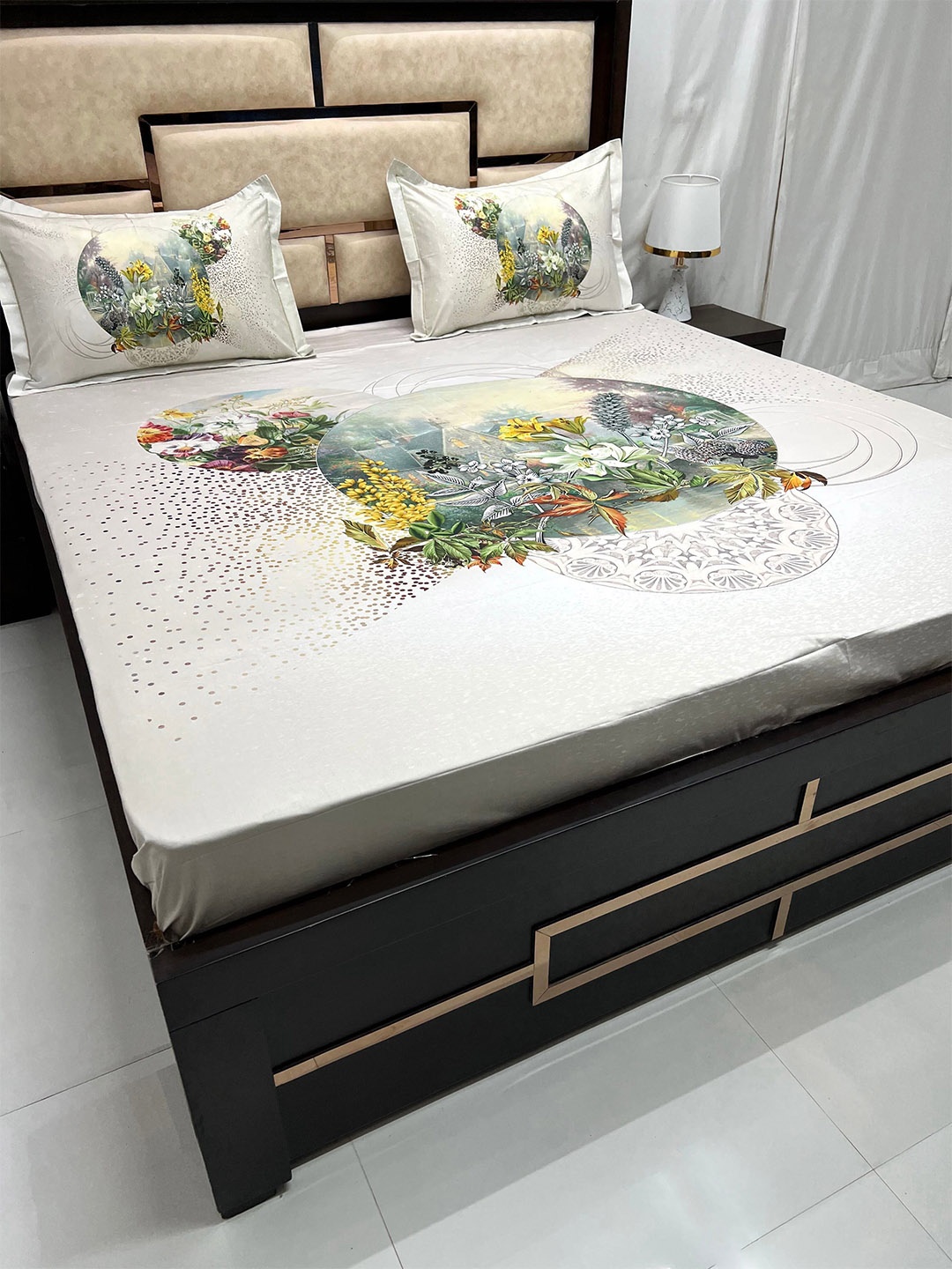 

Pure Decor Majestic White & Green Floral Cotton 350 TC King Bedsheet With 2 Pillow Covers