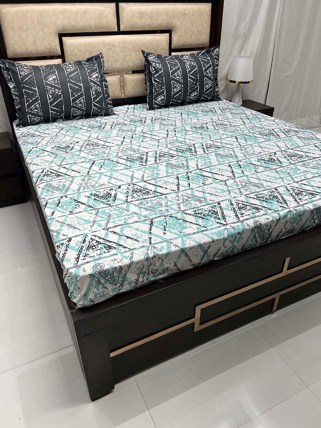 

Pure Decor Lifestyle Green & White Cotton 330 TC King Bedsheet with 2 Pillow Covers