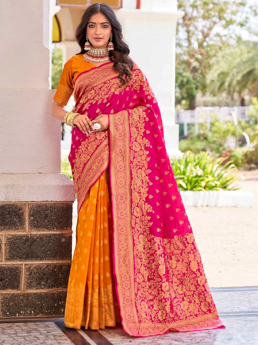 

SARIYA Ethnic Motifs Woven Design Zari Banarasi Saree, Magenta