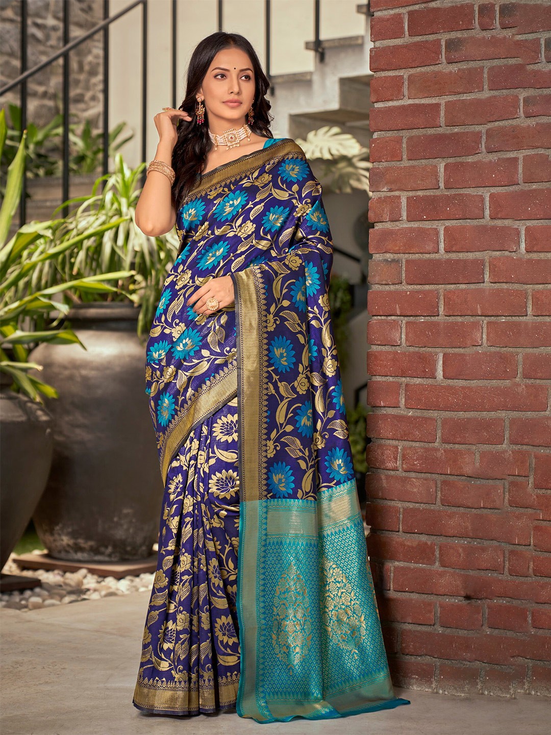 

SARIYA Floral Woven Design Zari Banarasi Saree, Navy blue