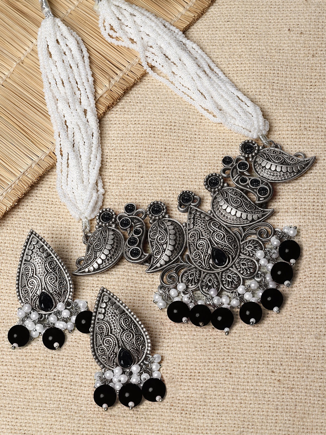 

KARATCART Silver-Plated Kundan-Studded & Beaded Oxidised Jewellery Set