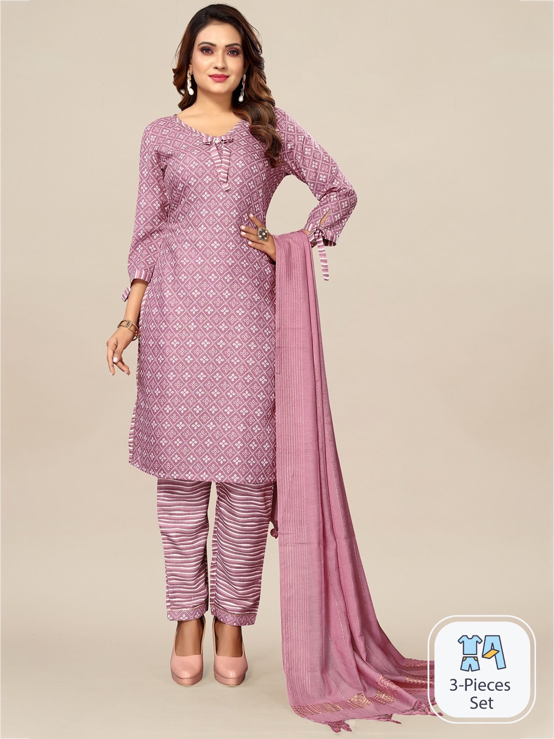 

TITANIUM SILK INDUSTRIES PVT. LTD. Floral Printed Regular Kurta with Trousers & Dupatta, Magenta