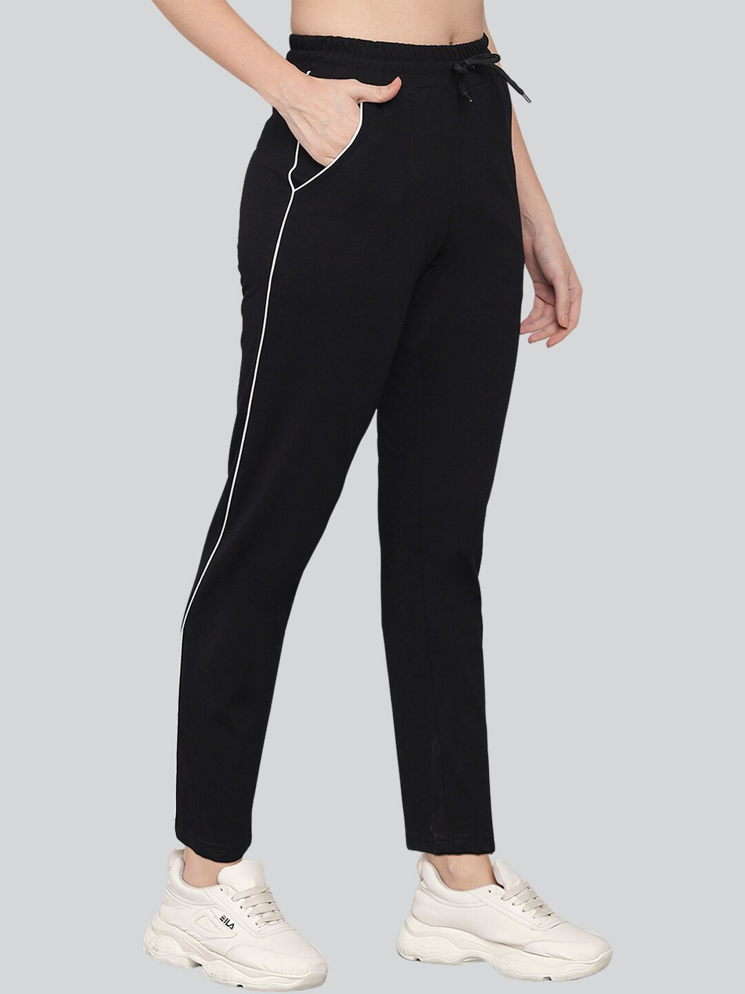 

Q-rious Women Regular Fit Pure Cotton Track Pants, Black