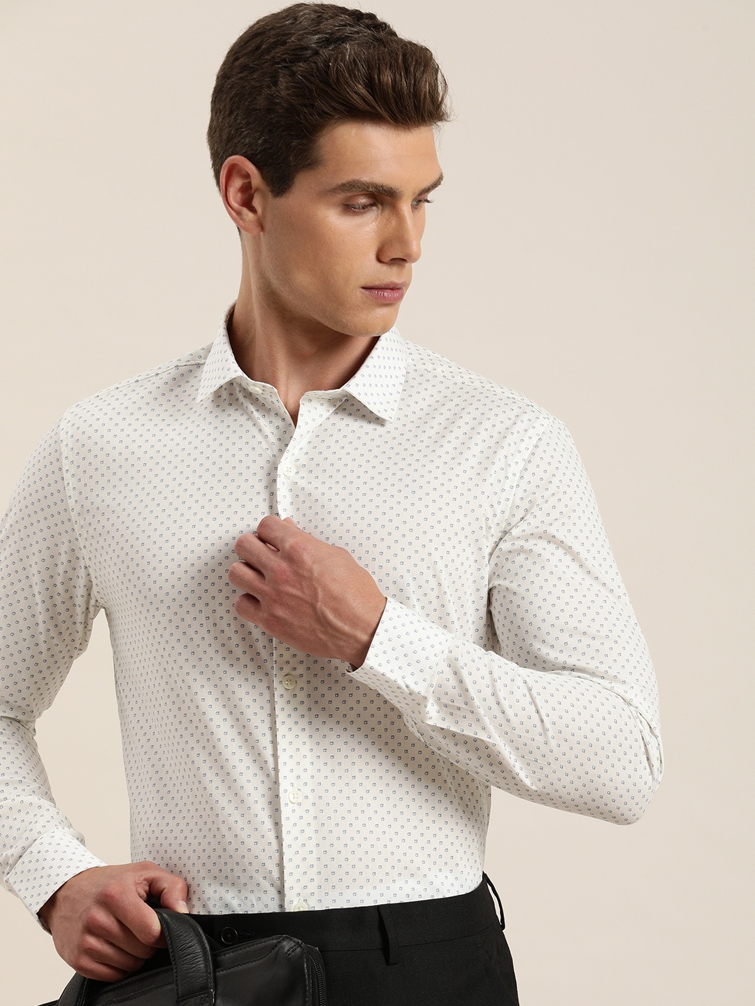 

INVICTUS Men Classic Slim Fit Opaque Printed Formal Shirt, Off white