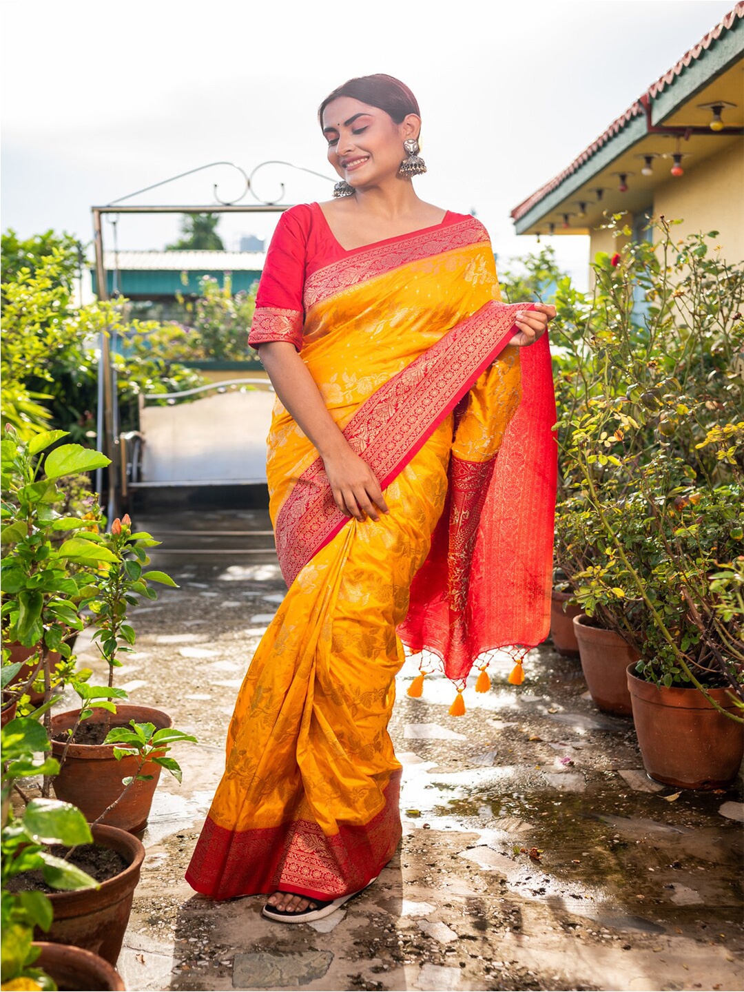 

Apaapi Threads of glory Ethnic Motif Woven Design Zari Saree, Yellow