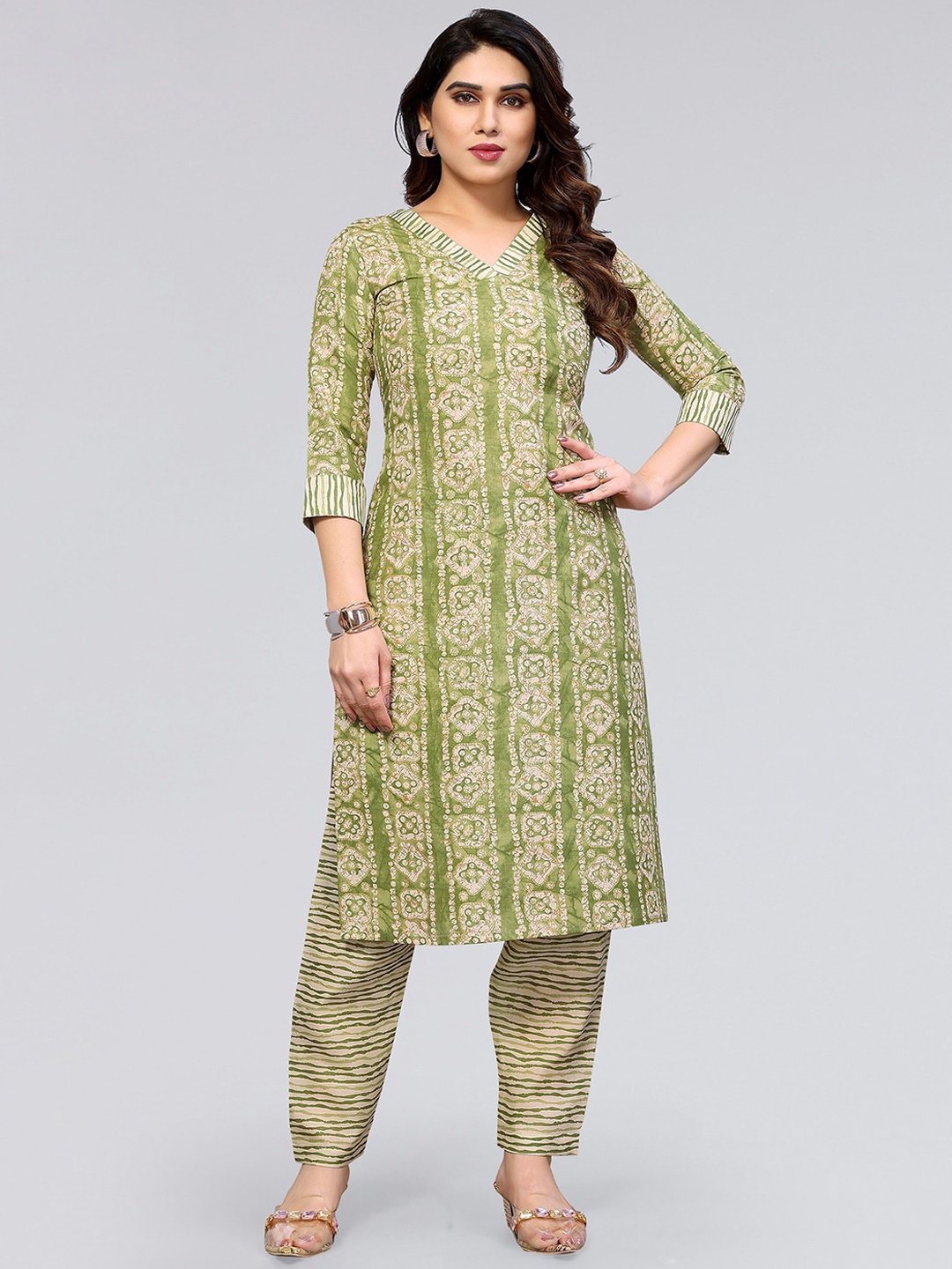 

SKYLEE Abstract Printed V Neck Kurta with Trousers, Green