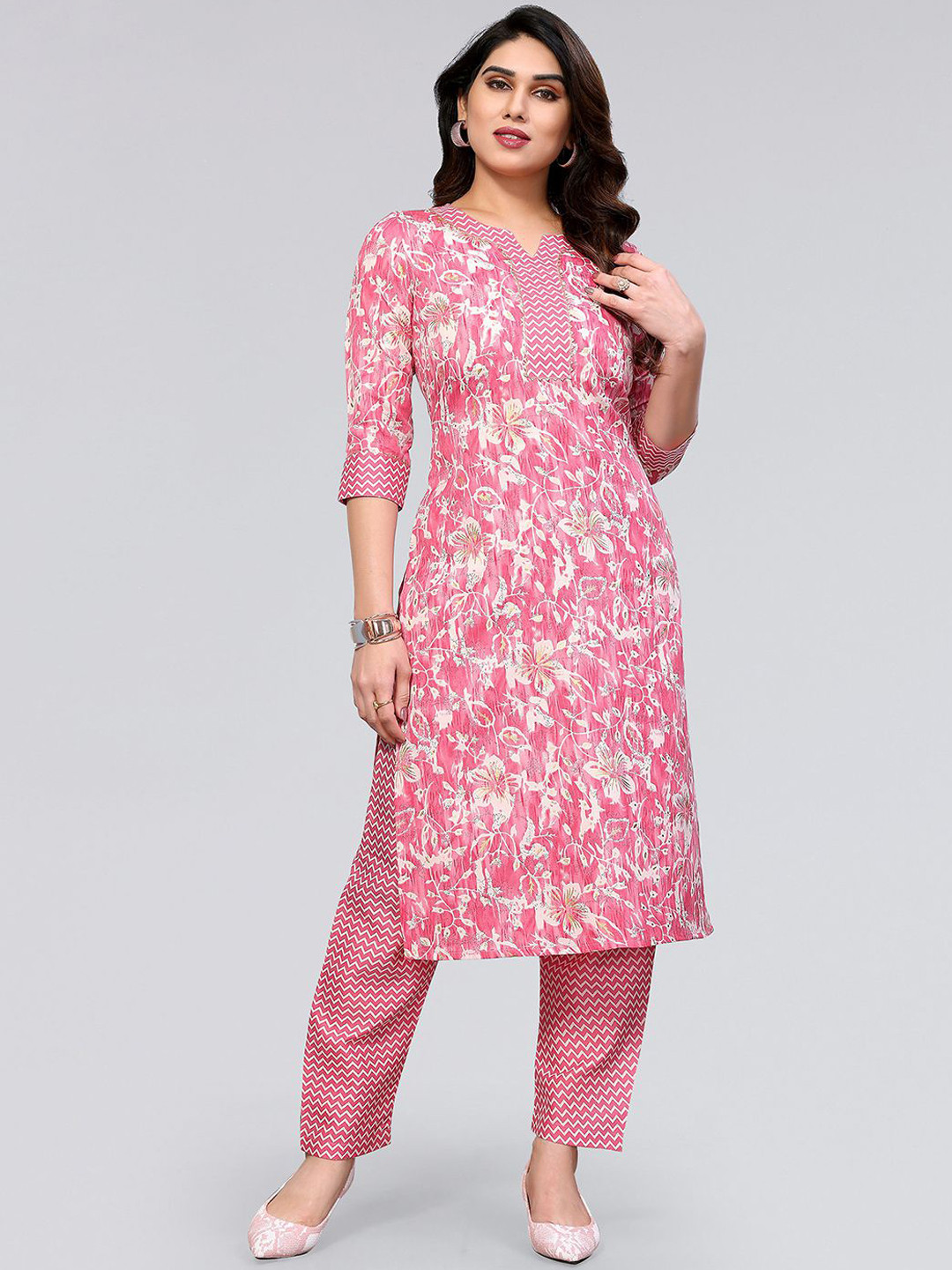 

SKYLEE Pink Floral Printed Notched Neck Straight Kurta & Trousers