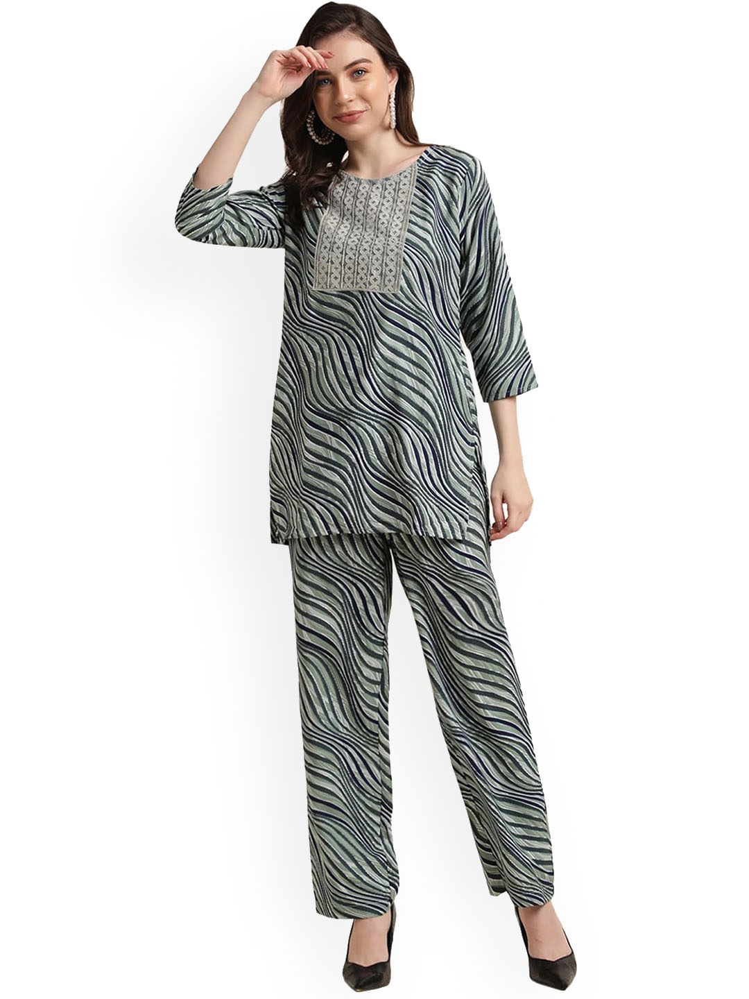 

Nimayaa Abstract Printed Regular Thread Work Kurti with Trousers, Green