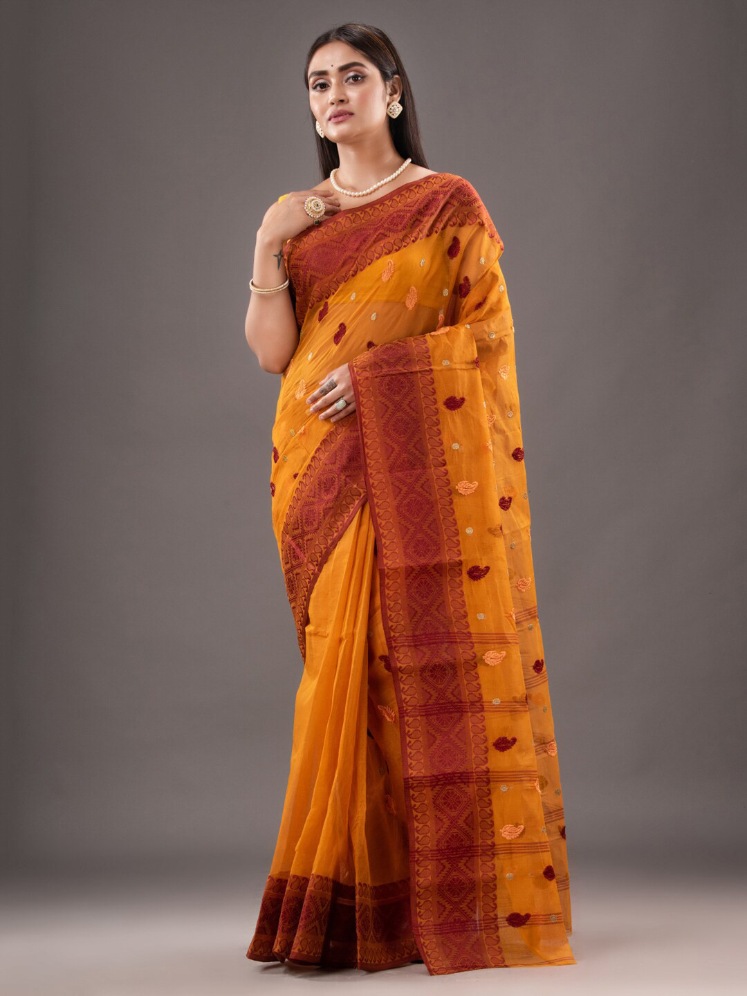 

SAJASAJO Floral Embroidered Zari Pure Cotton Taant Saree, Mustard