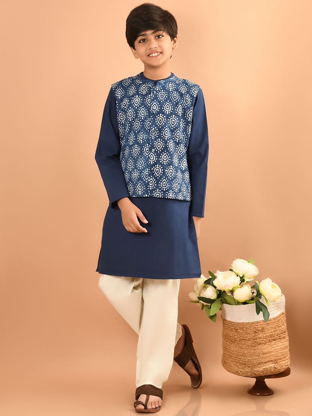 

LilPicks Boys Ethnic Motifs Printed Regular Pure Cotton Kurta With Pyjamas & Nehru Jacket, Blue