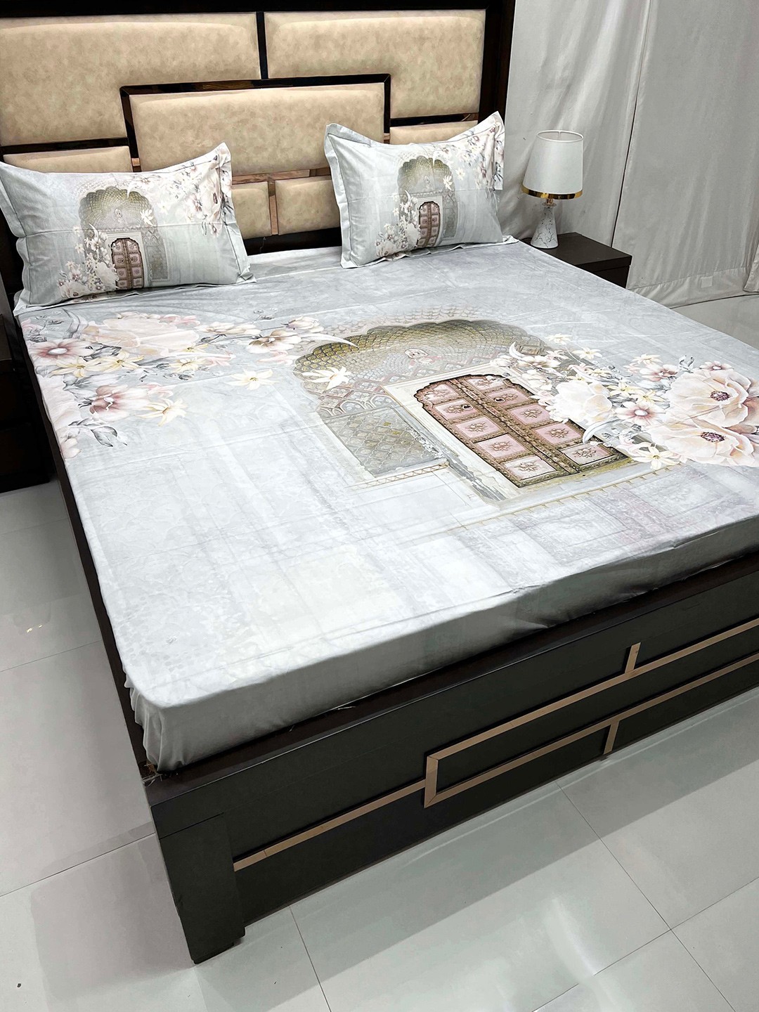 

Pure Decor Majestic Peach & Pink Printed Cotton 330 TC King Bedsheet with 2 Pillow Covers