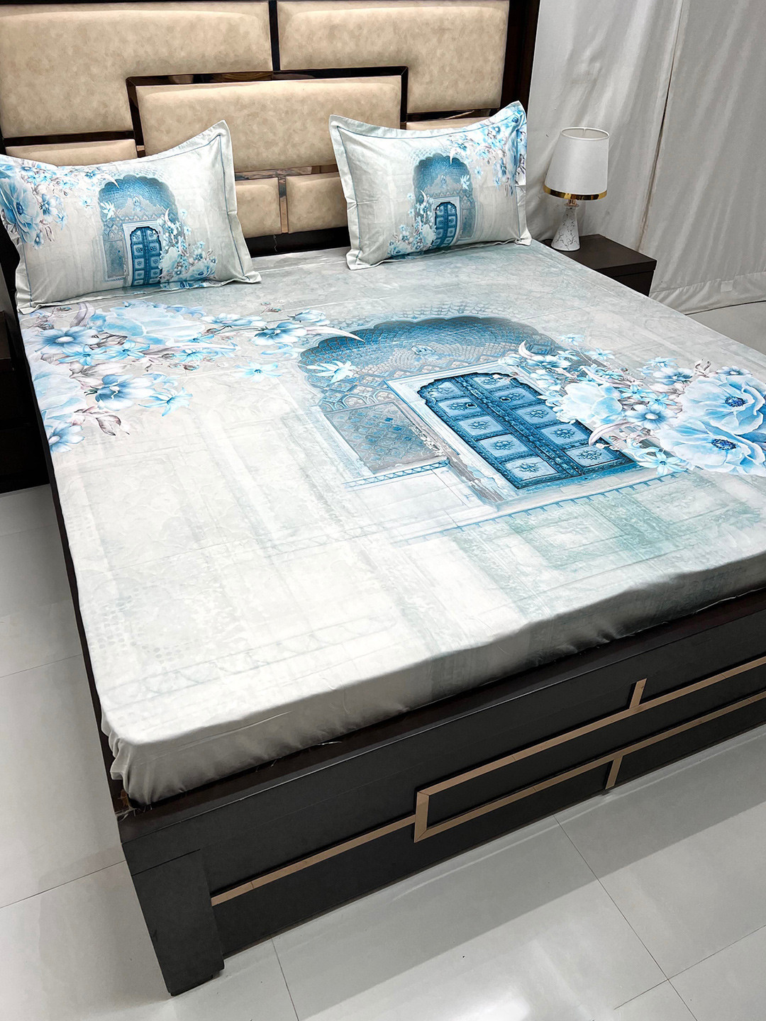 

Pure Decor Majestic Blue & White Floral Cotton 330 TC King Bedsheet With 2 Pillow Covers
