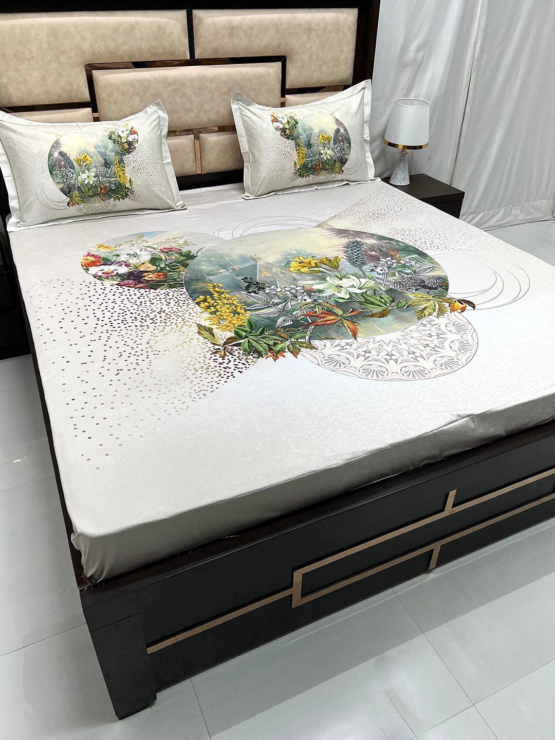 

Pure Decor Majestic White & Green Floral Cotton 330 TC King Bedsheet With 2 Pillow Covers