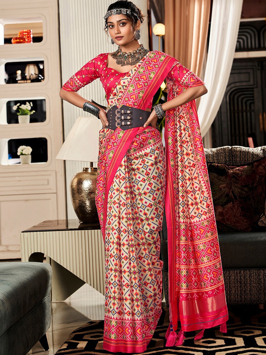 

Satrani Geometric Printed Zari Saree, Off white