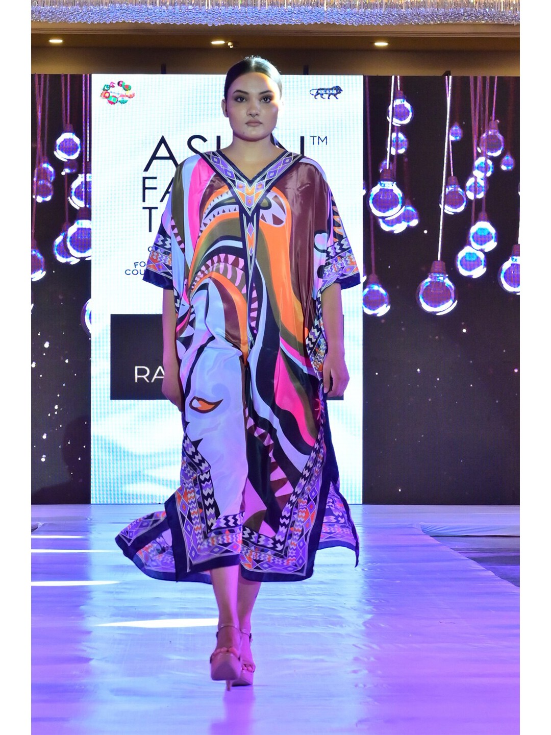 

Rajoria Instyle Abstract Printed Extended Sleeves Midi Kaftan dress, White