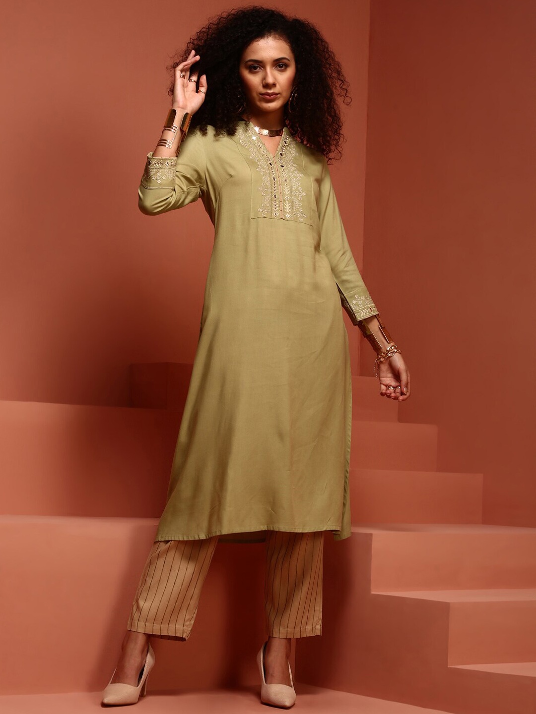 

IMARA Ethnic Motifs Embroidered Thread Work Straight Kurta with Palazzos, Green