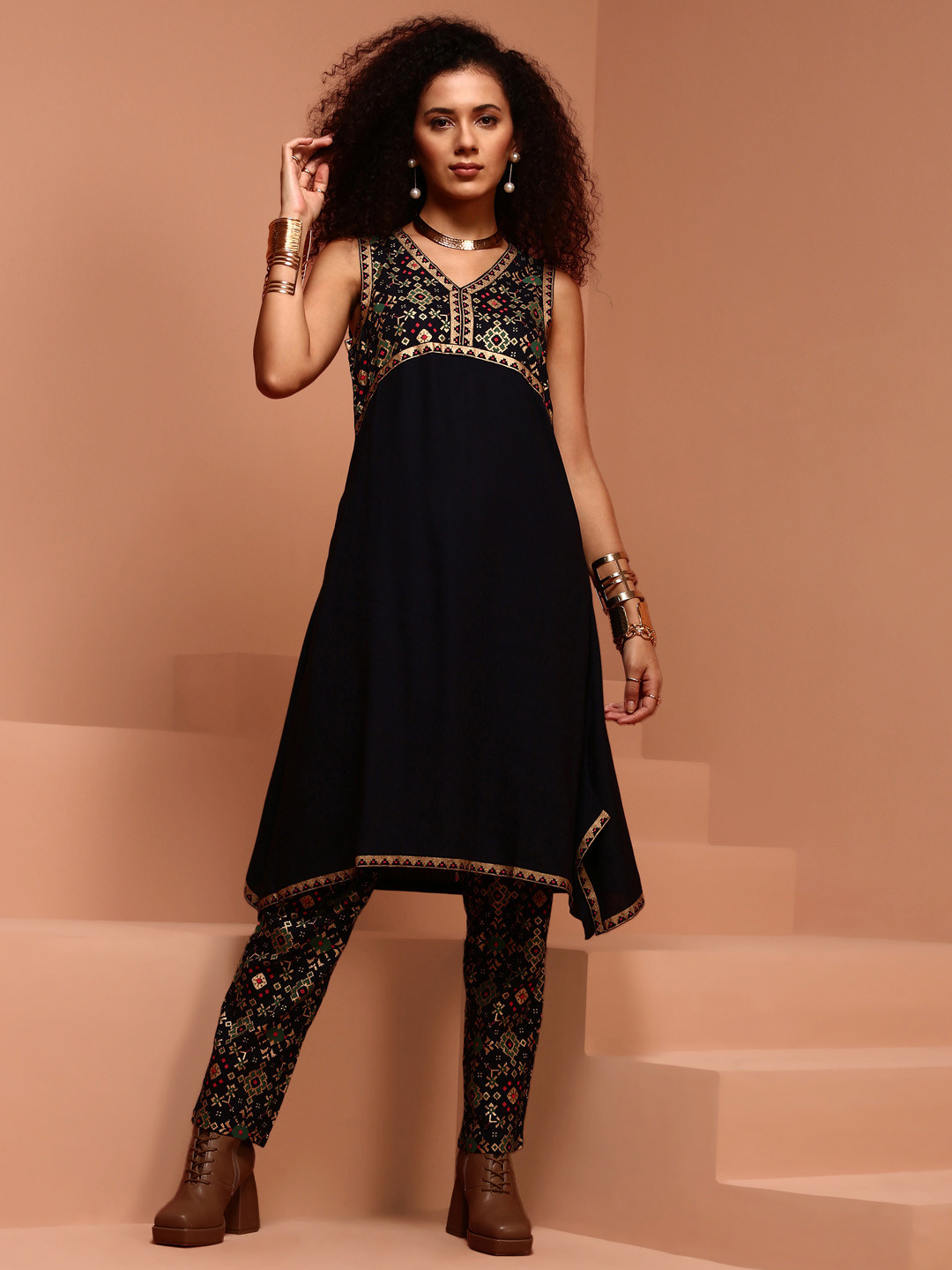 

IMARA Ethnic Motifs Yoke Design Asymmetric A-Line Kurta With Trousers, Navy blue