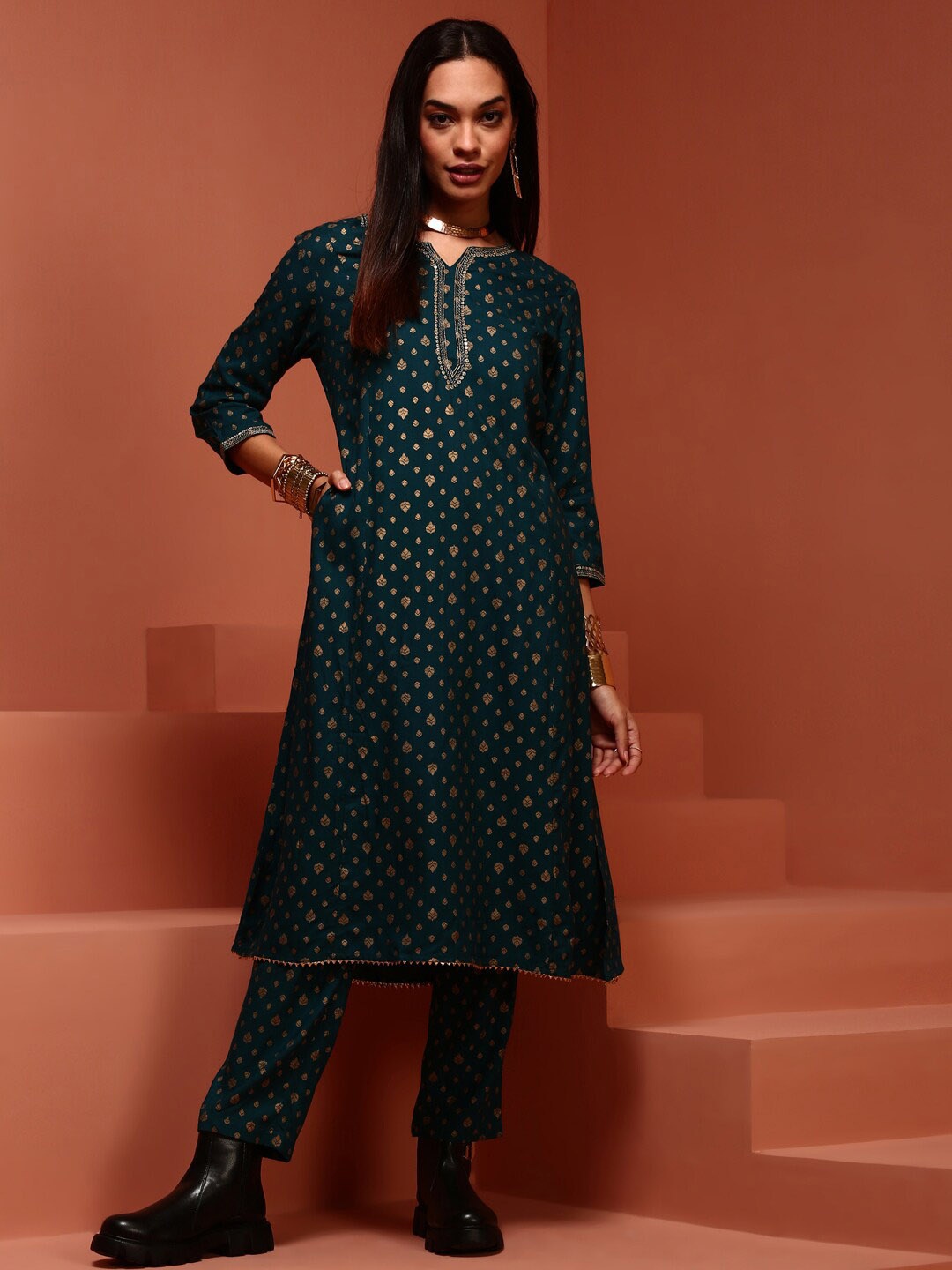 

IMARA Ethnic Motifs Printed Straight Kurta With Trousers, Magenta