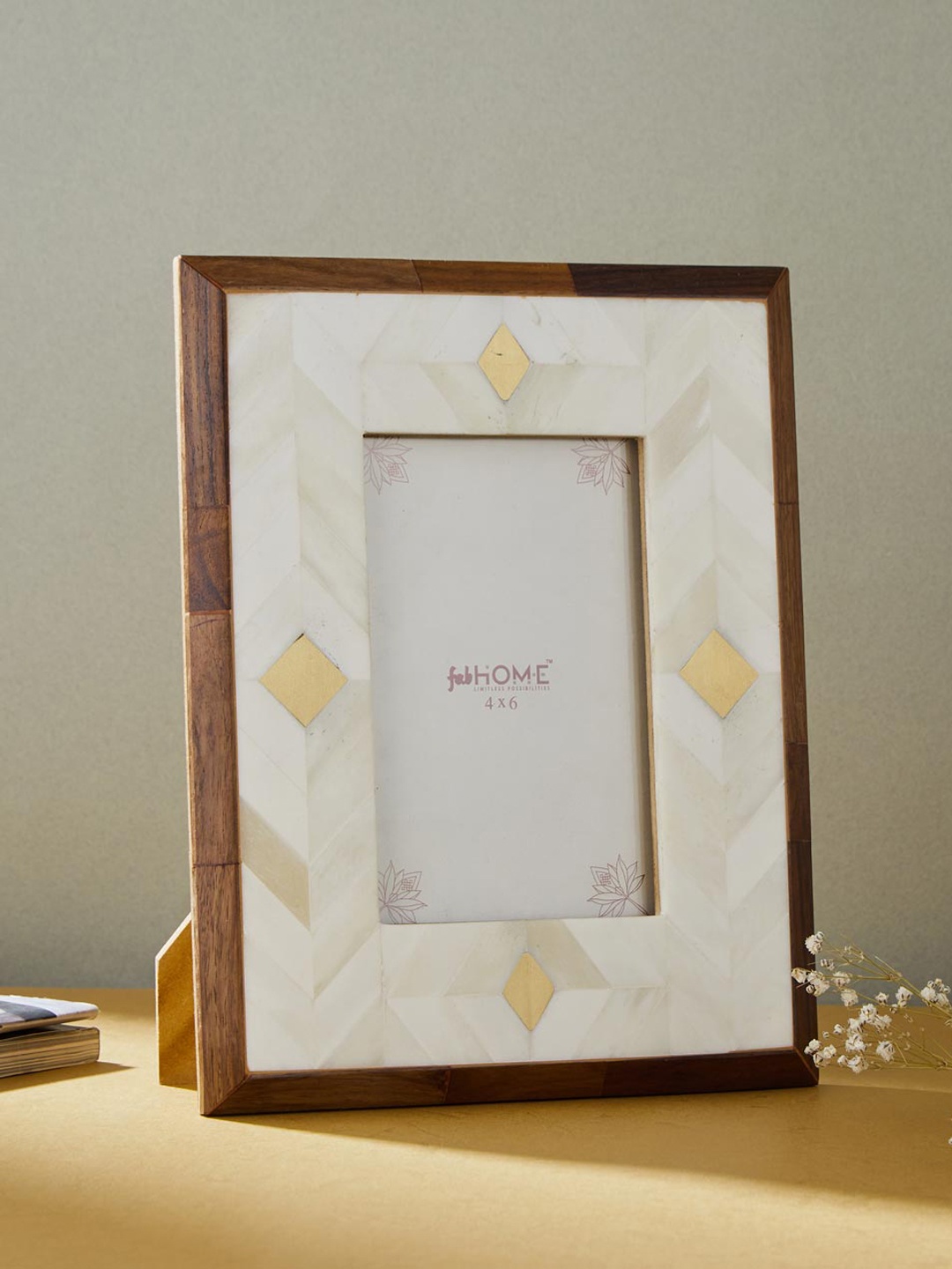 

Fabindia White Wooden Bhranti Inlay Photo Frame