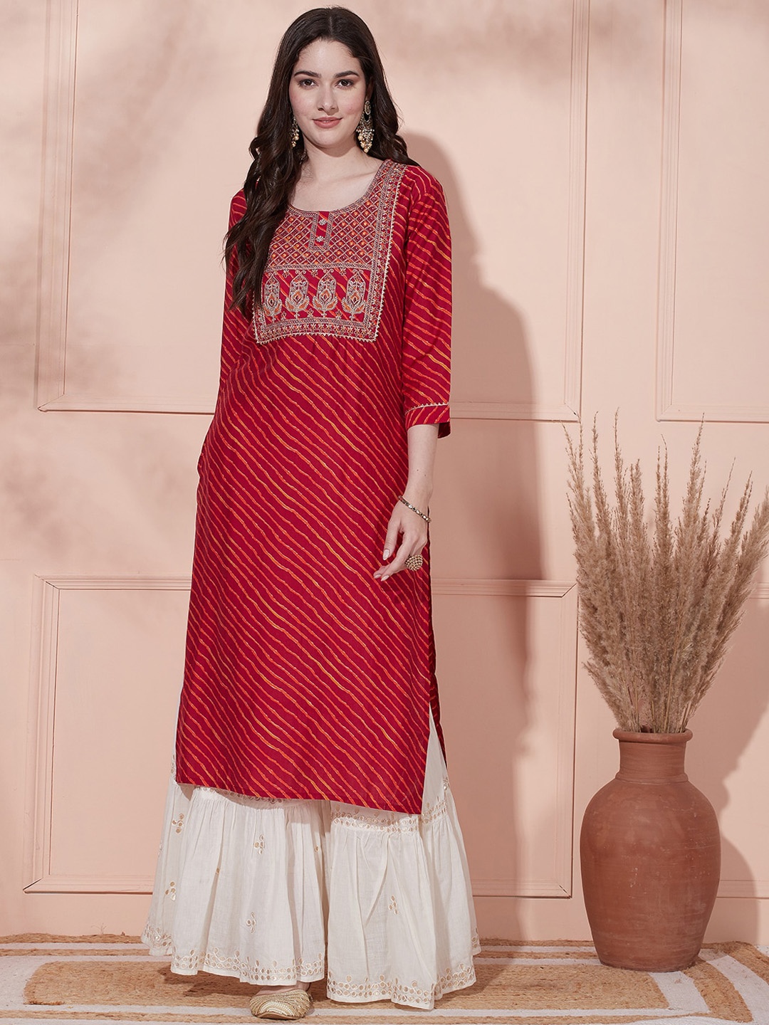 

FASHOR Leheriya Printed Thread Work Straight Kurta, Magenta