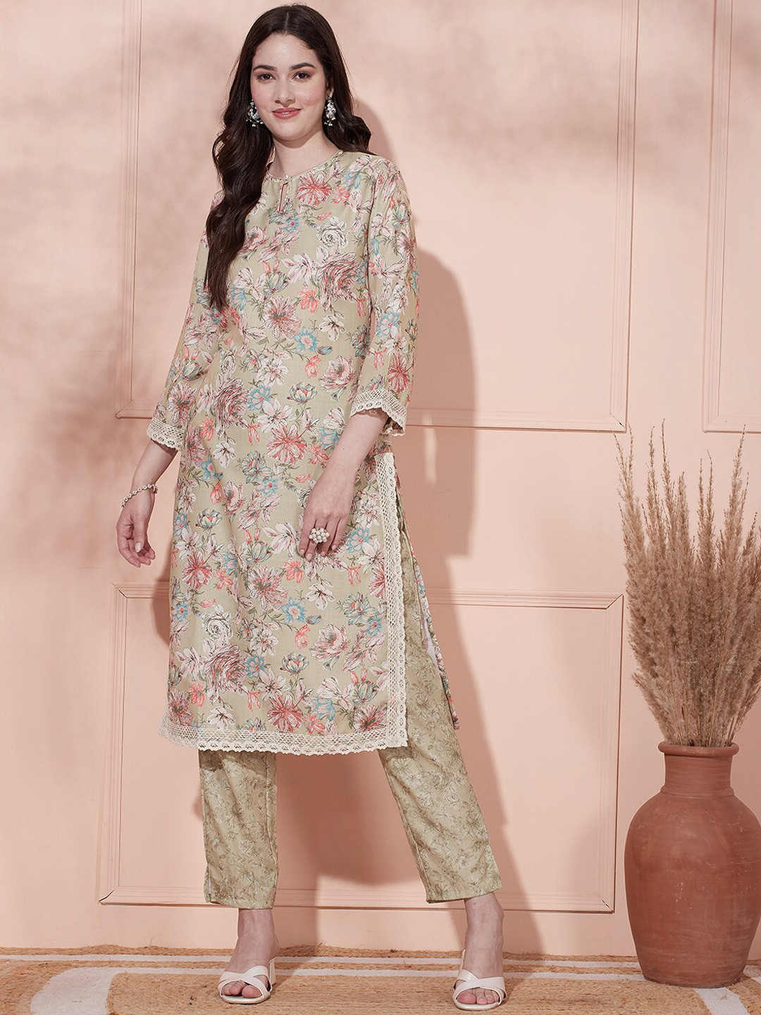 

FASHOR Floral Printed Keyhole Neck Straight Linen Kurta with Trousers, Green