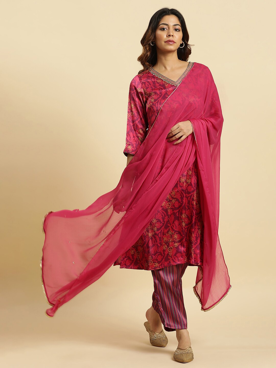 

W Pink & Gold-Toned Gotta Patti Dupatta With Taping Border