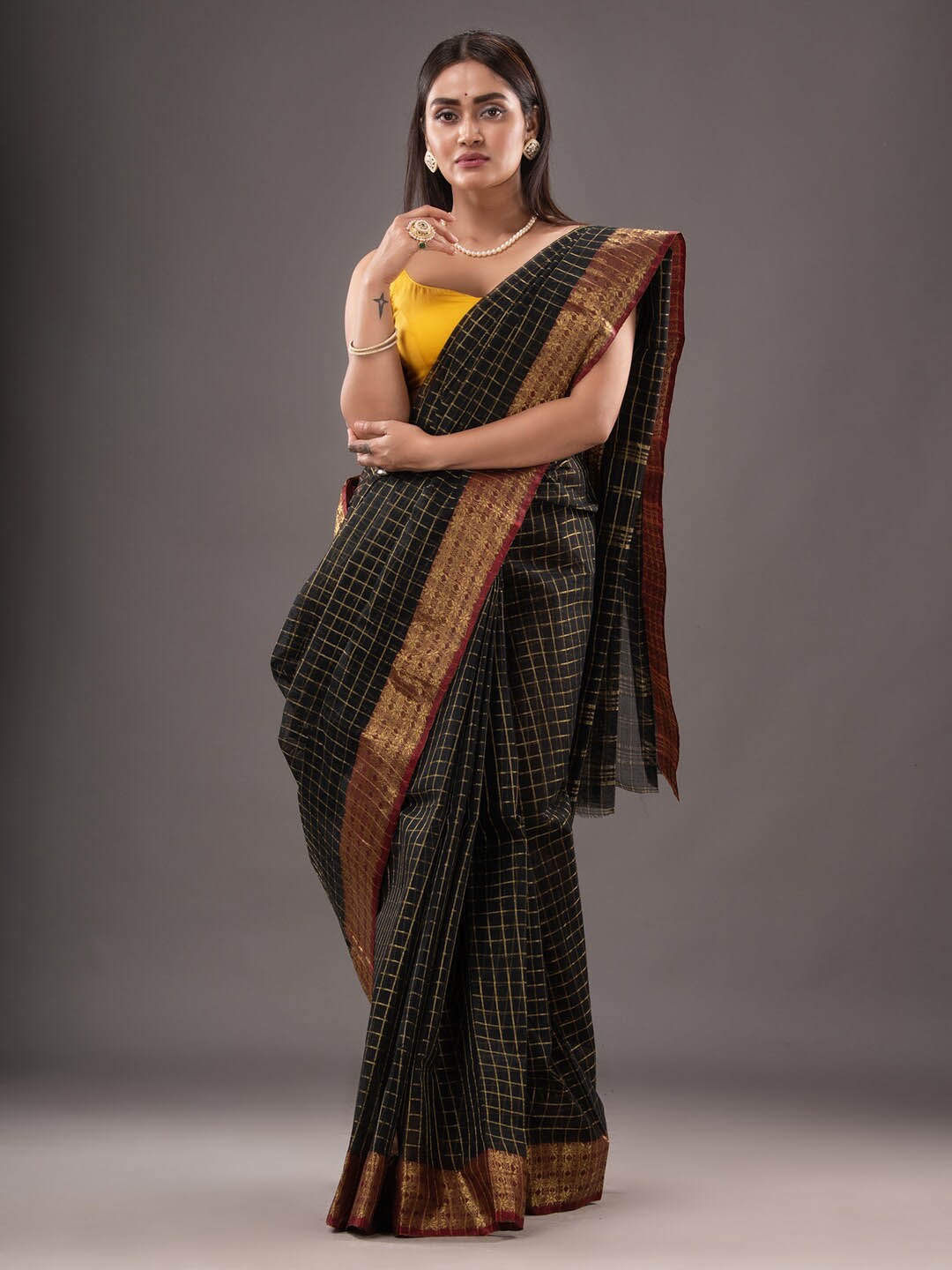 

Mitera Black & Gold-Toned Checked Zari Pure Cotton Taant Saree