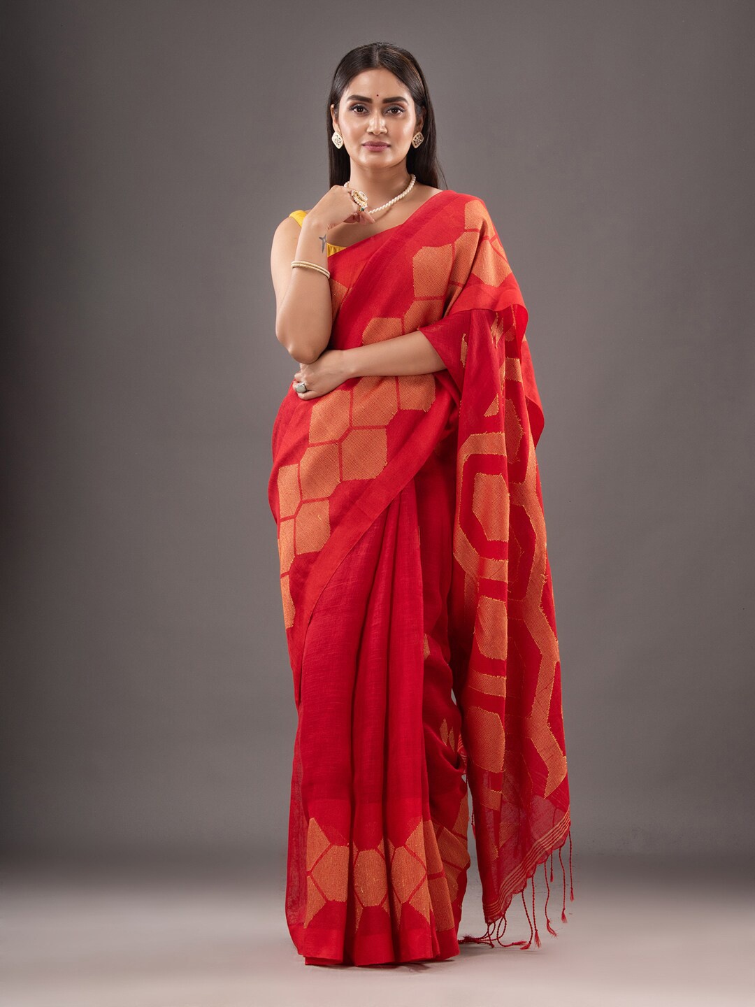 

Mitera Red & Gold-Toned Geometric Woven Design Zari Pure Linen Saree