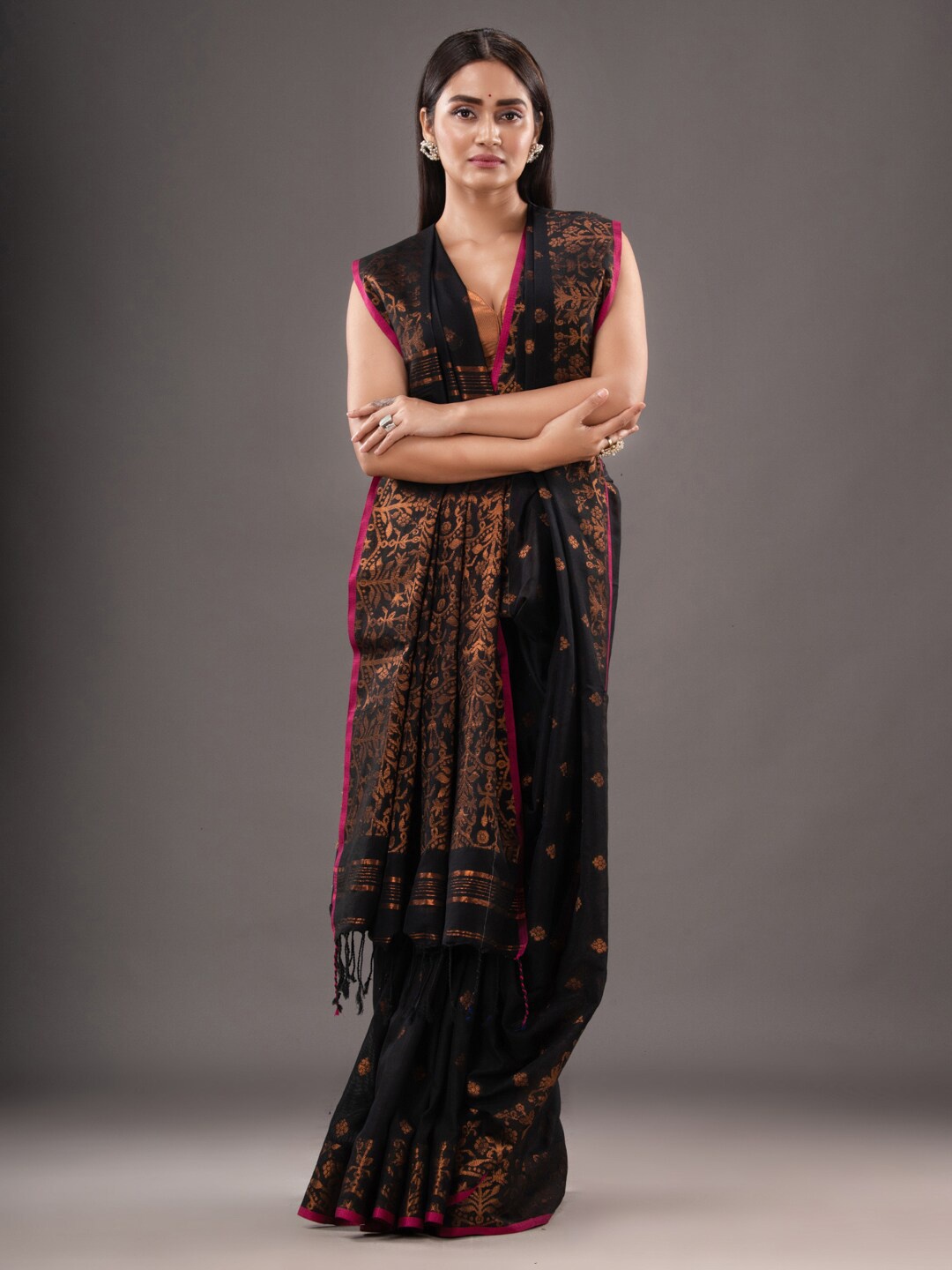 

Mitera Black & Gold-Toned Floral Woven Design Zari Pure Cotton Saree
