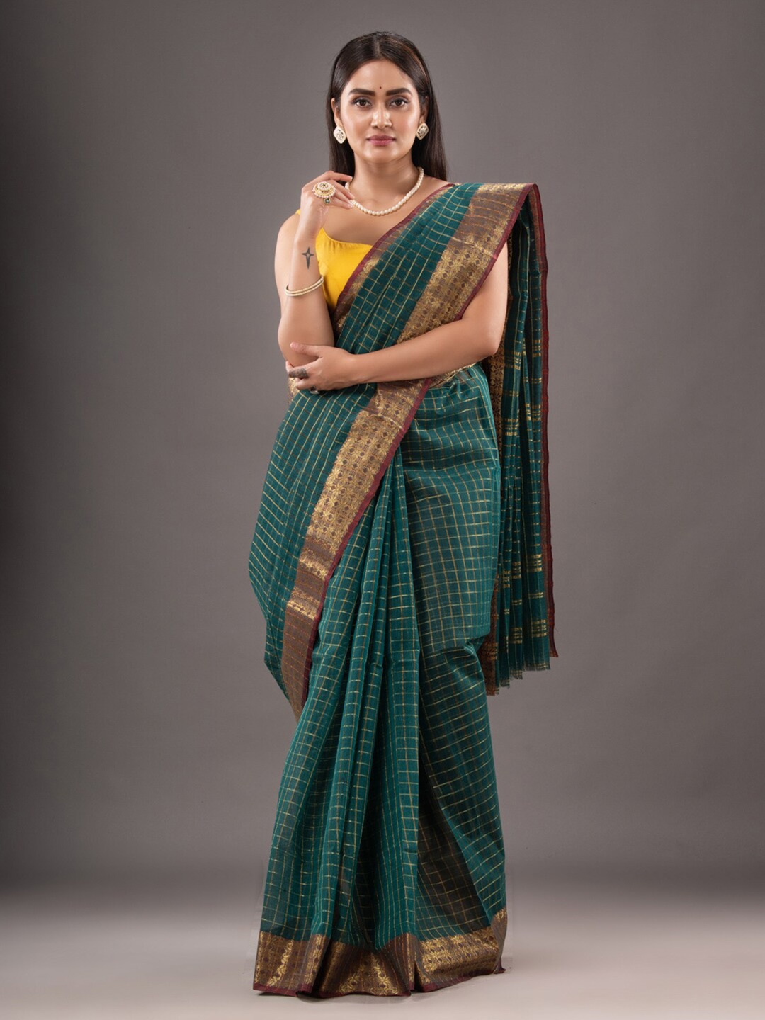 

Mitera Green & Gold-Toned Woven Design Zari Pure Cotton Taant Saree