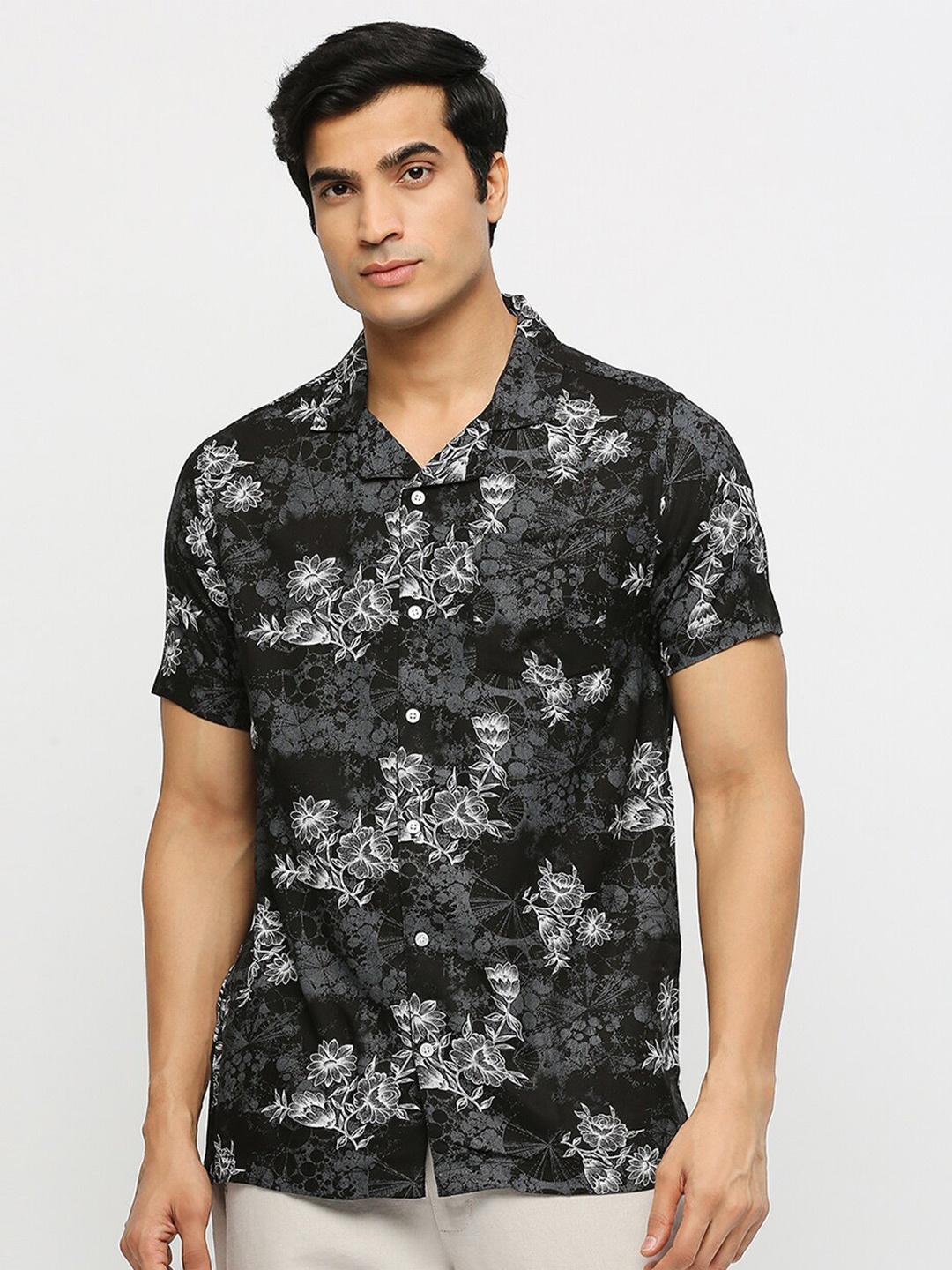 

MOD ECRU Smart Floral Printed Cuban Collar Chest Pocket Casual Shirt, Black
