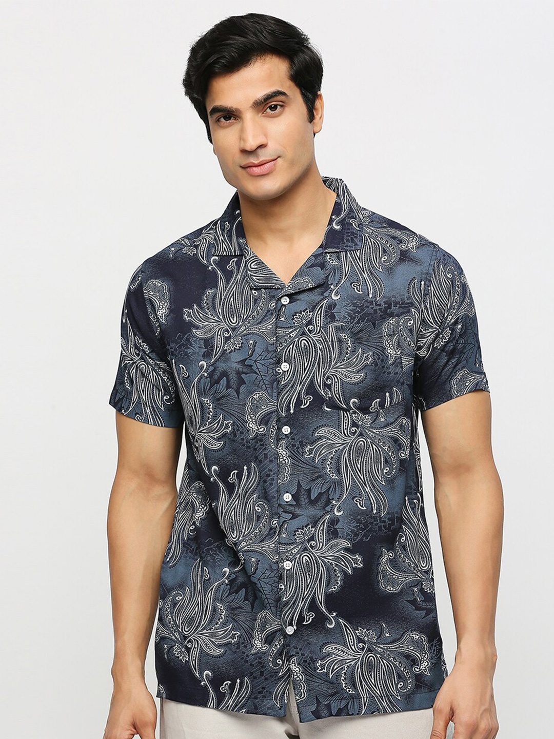 

MOD ECRU Smart Ethnic Motifs Printed Cuban Collar Chest Pocket Casual Shirt, Navy blue