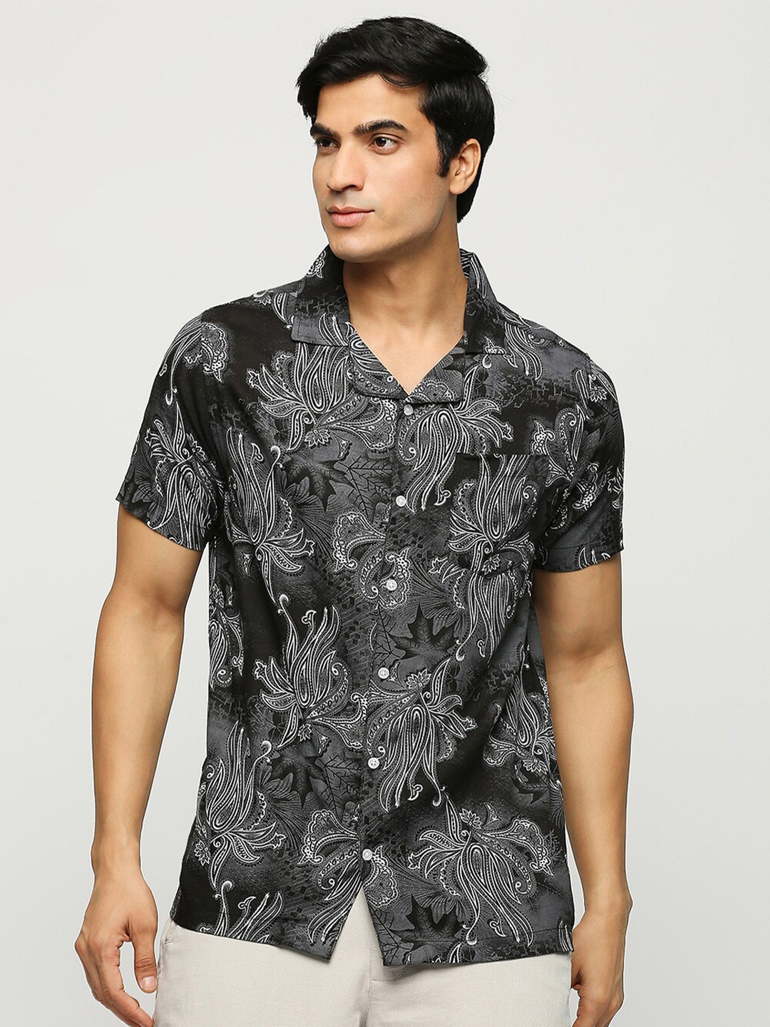 

MOD ECRU Smart Ethnic Motifs Printed Cuban Collar Chest Pocket Casual Shirt, Black