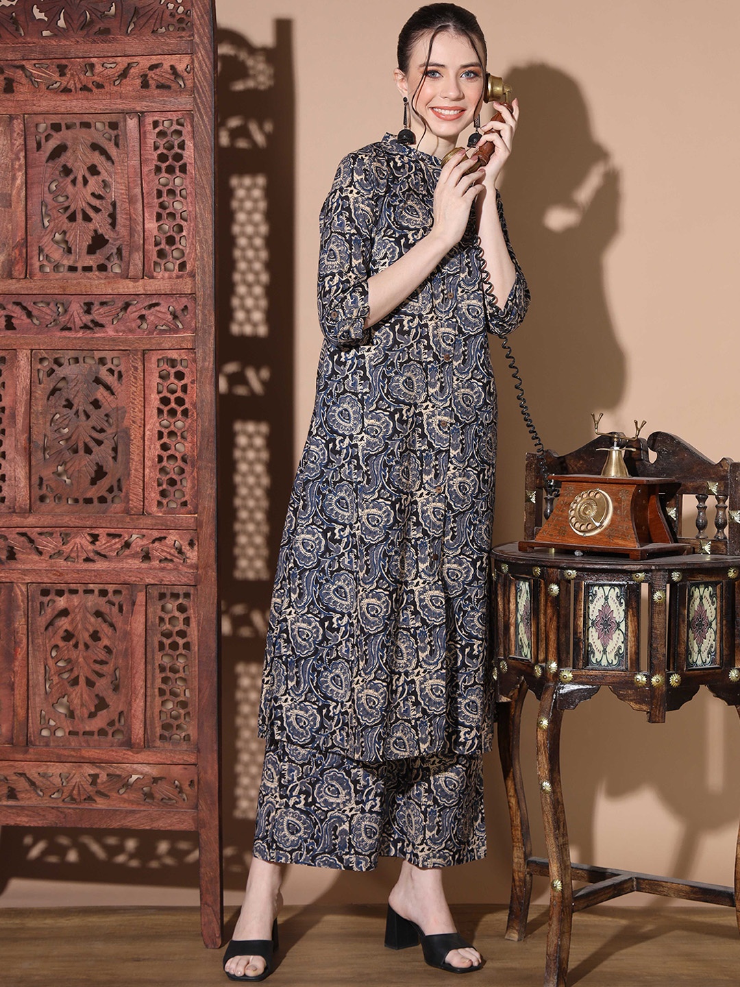 

Vbuyz Kalamkari Printed Regular Kurta with Palazzos, Blue