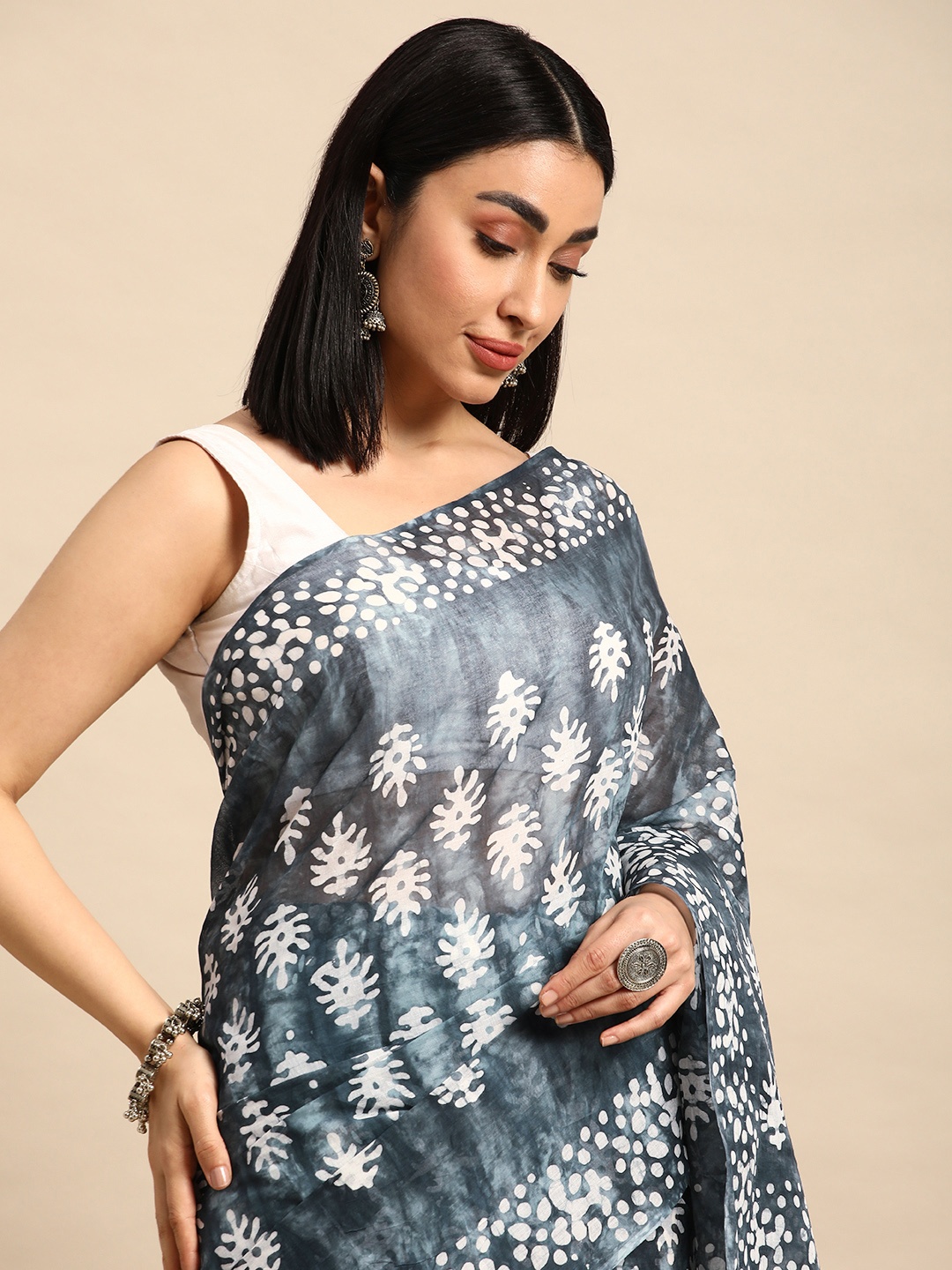 

SHANVIKA Batik Pure Cotton Block Print Saree, Grey
