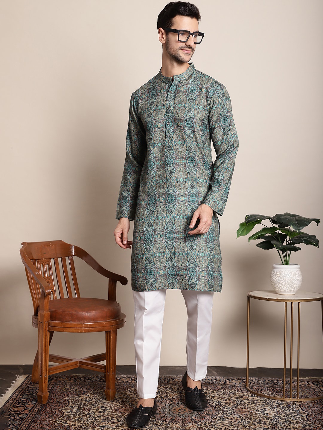 

Anouk Green & White Paisley Printed Kurta With Pyjamas