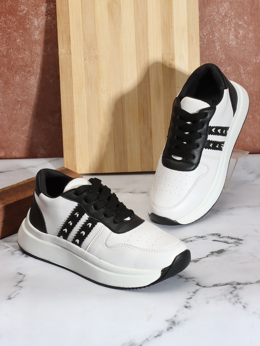 

The Roadster Lifestyle Co. Women White & Black Colourblocked Lightweight Sneakers