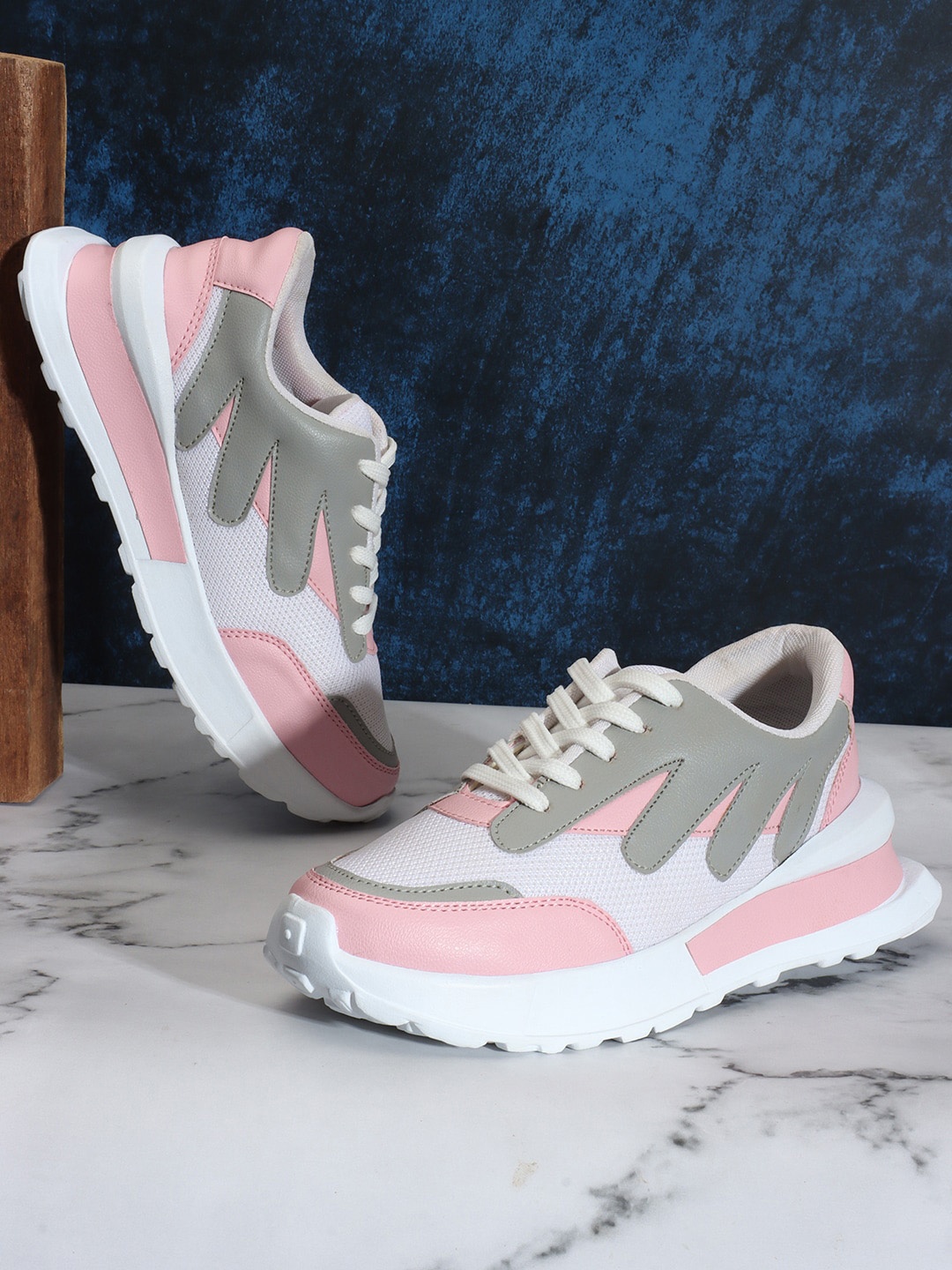 

The Roadster Lifestyle Co. Women Colourblocked Lightweight Sneakers, Pink