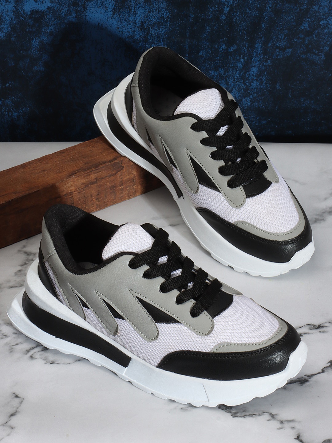 

The Roadster Lifestyle Co. Women Colourblocked Lightweight Sneakers, Black