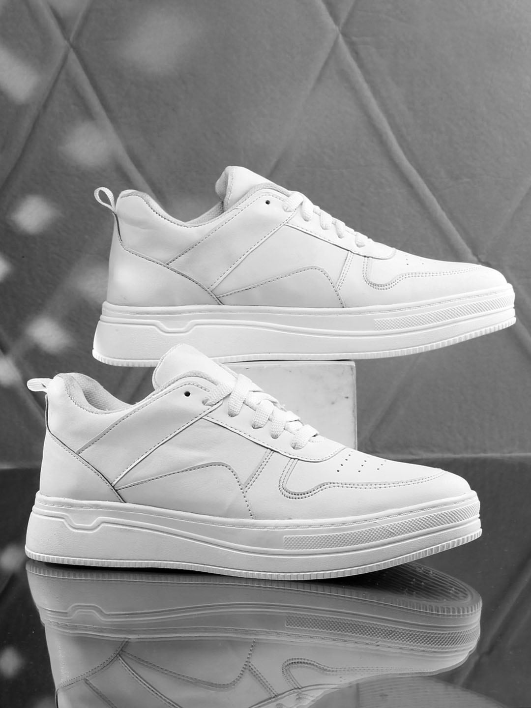 

Woakers Men Perforations Waterproof Lining Comfort Insole Sneakers, White