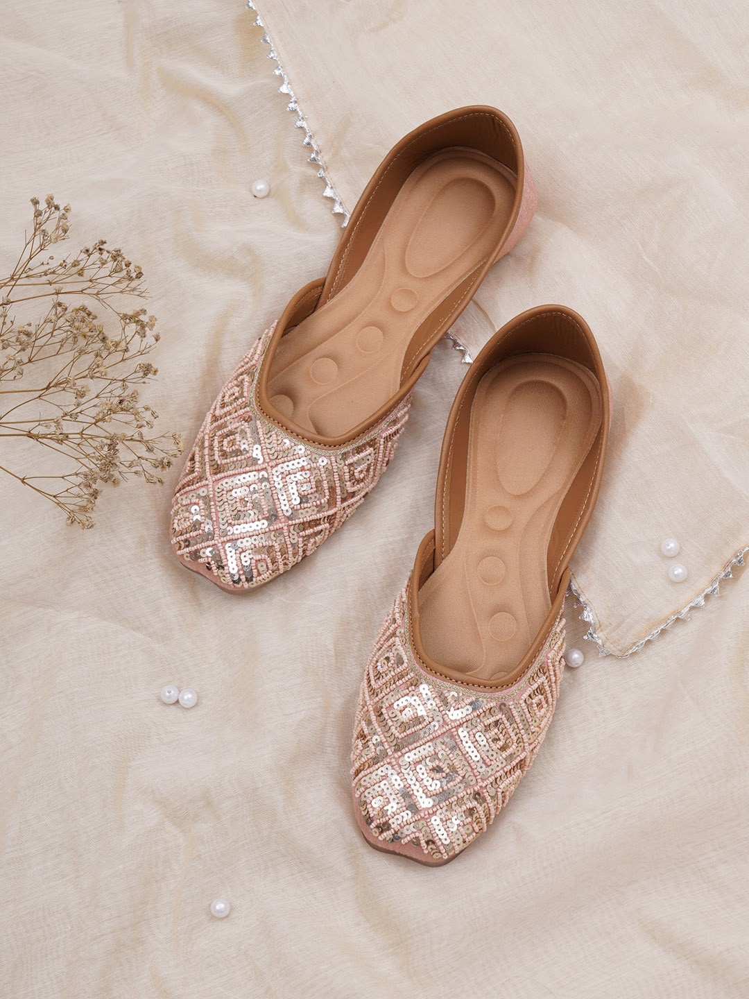 

HASTEN Embellished Ethnic Mojaris, Rose gold