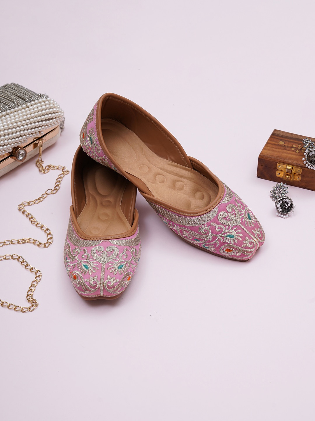 

HASTEN Embroidered Ethnic Mojaris, Pink