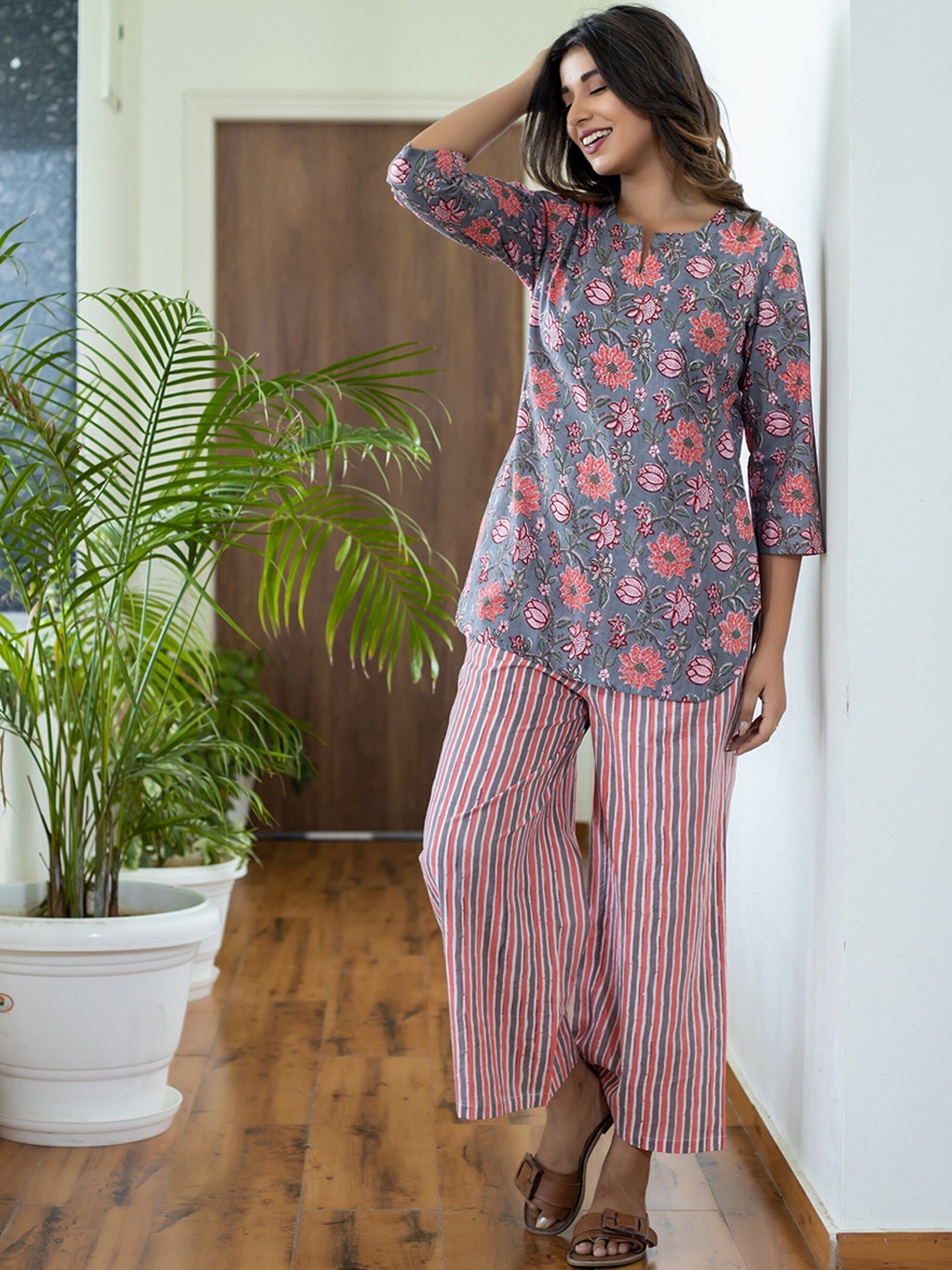 

FEATHERS CLOSET Floral Printed Pure Cotton Kurti With Pyjamas, Grey