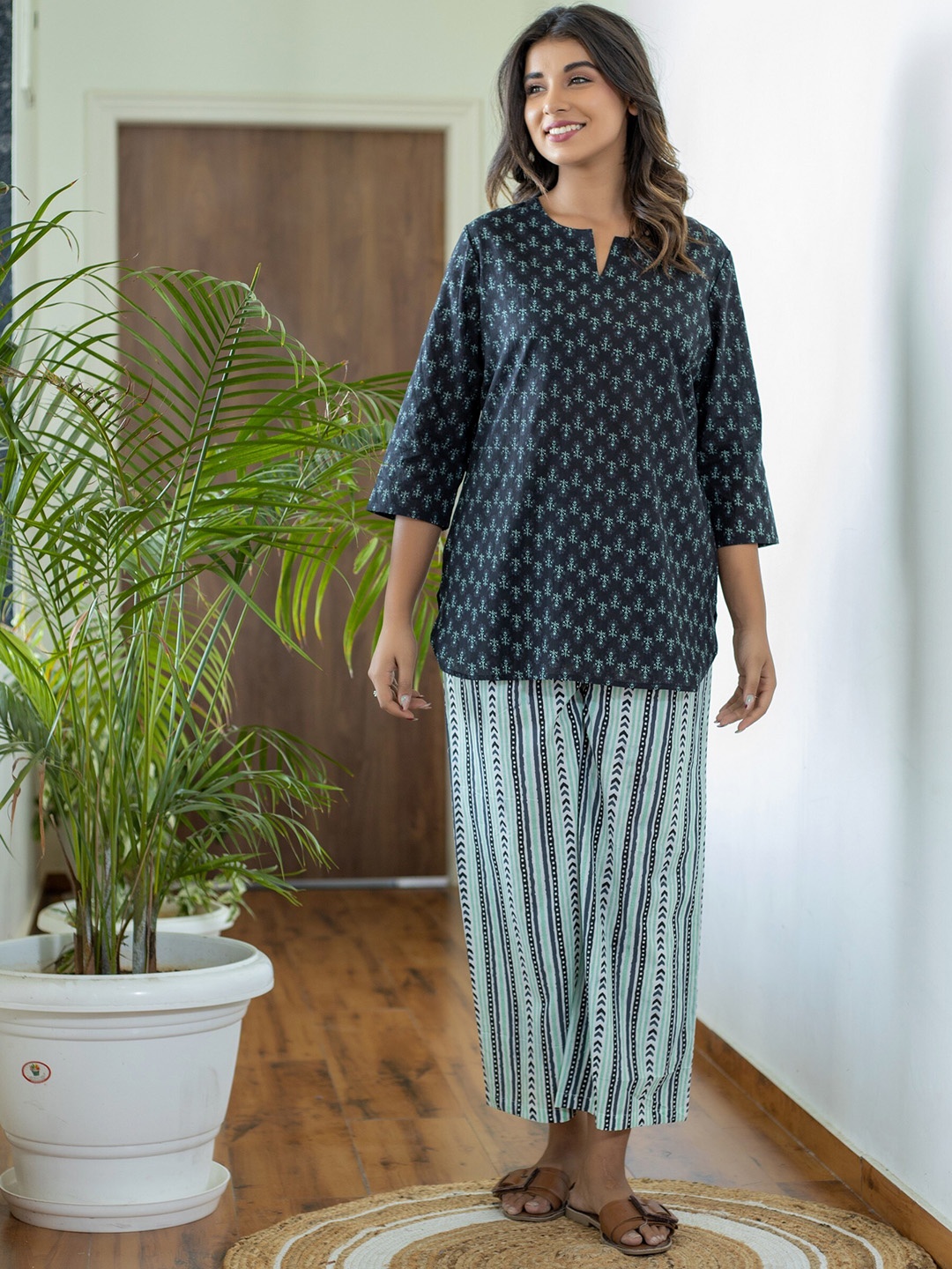

FEATHERS CLOSET Ethnic Motifs Printed Pure Cotton Kurti With Pyjamas, Black