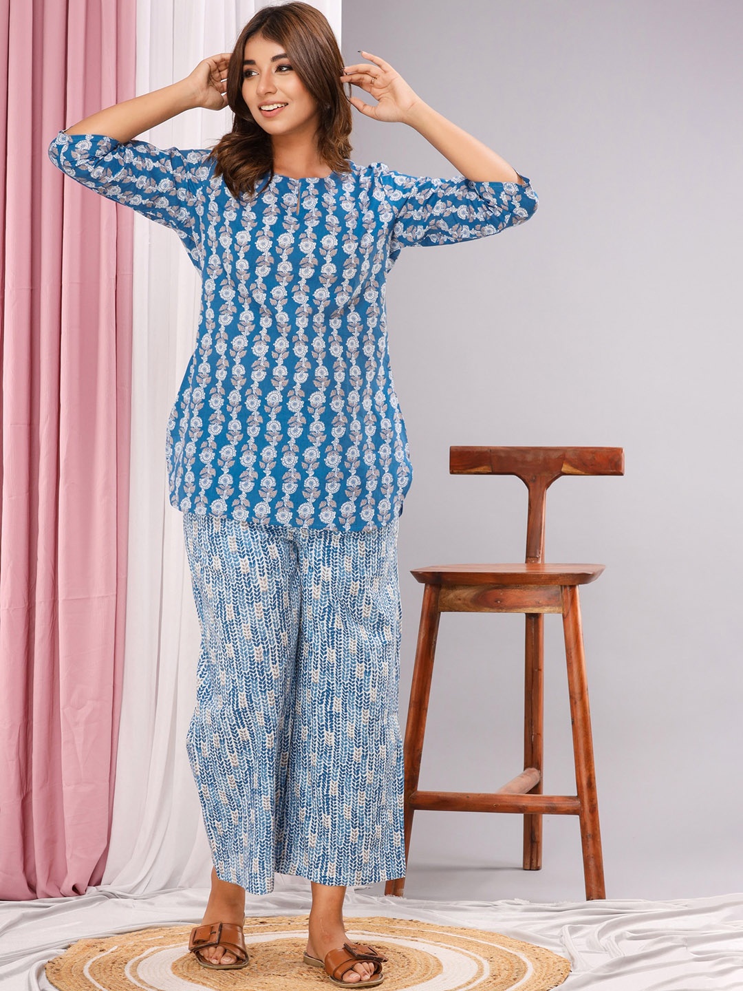 

FEATHERS CLOSET Floral Printed Pure Cotton Kurti With Pyjamas, Blue