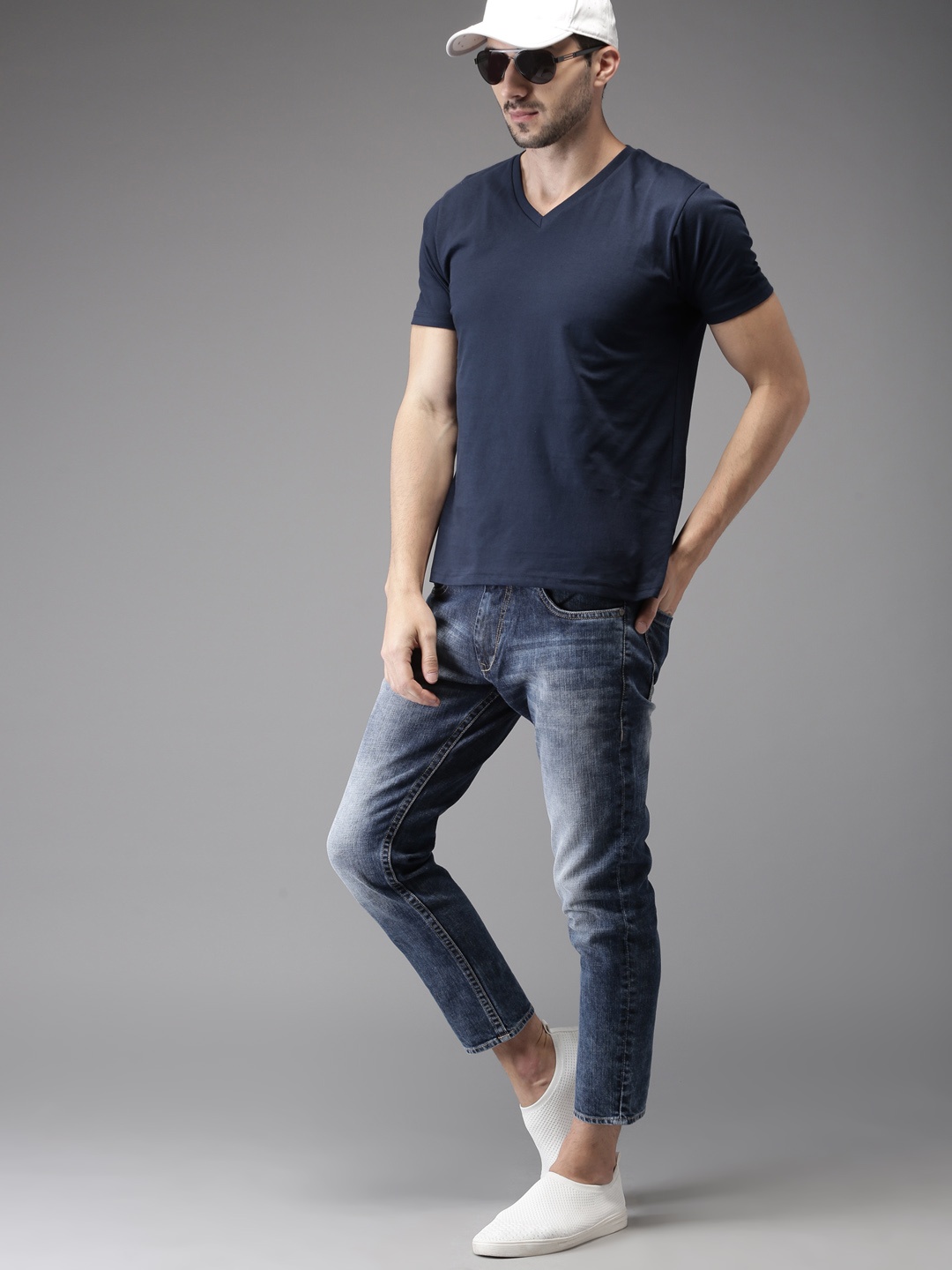 

HERENOW Men Navy Blue Solid V-Neck Pure Cotton T-shirt